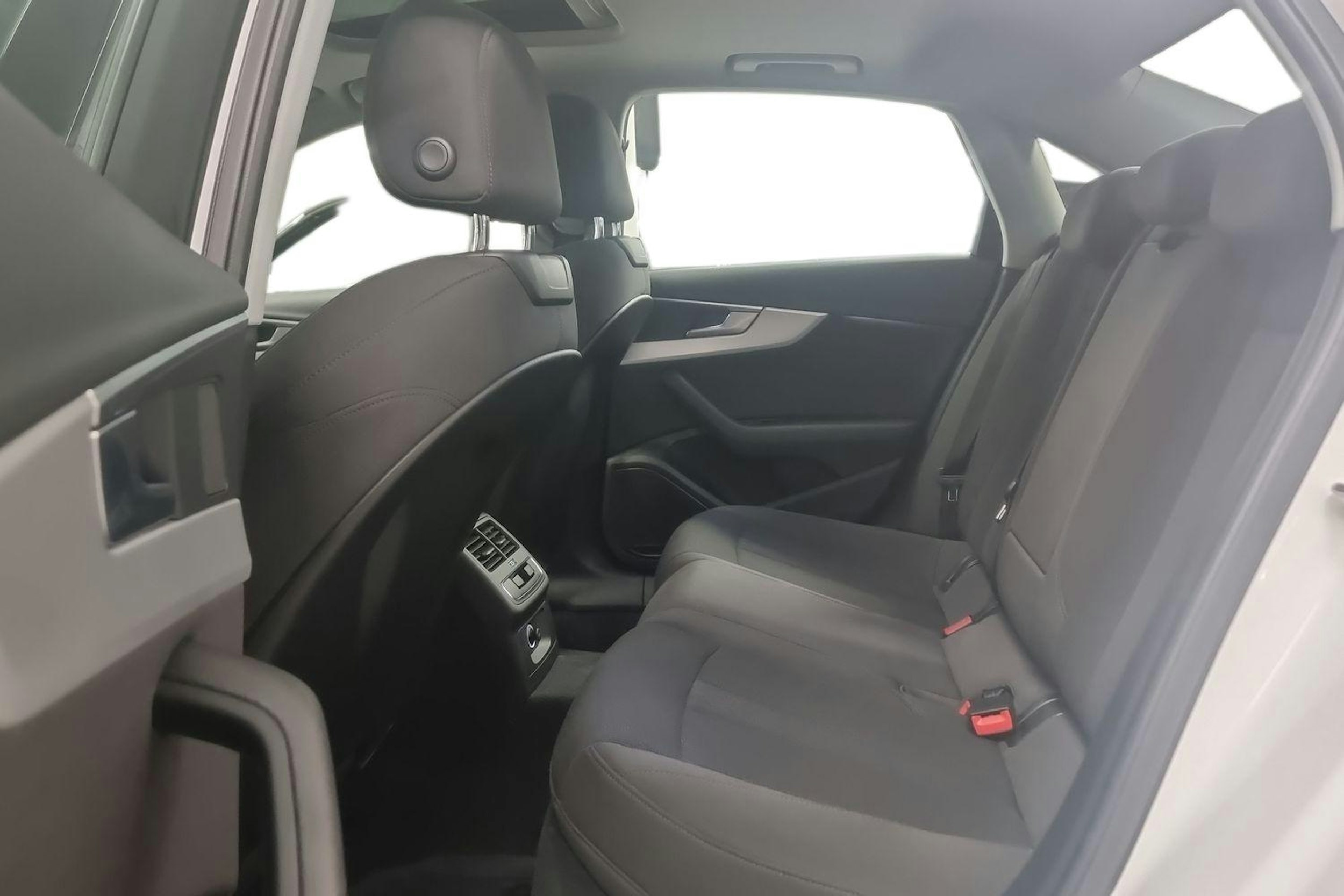 valkoinen Audi A4 2017 kuva 10.