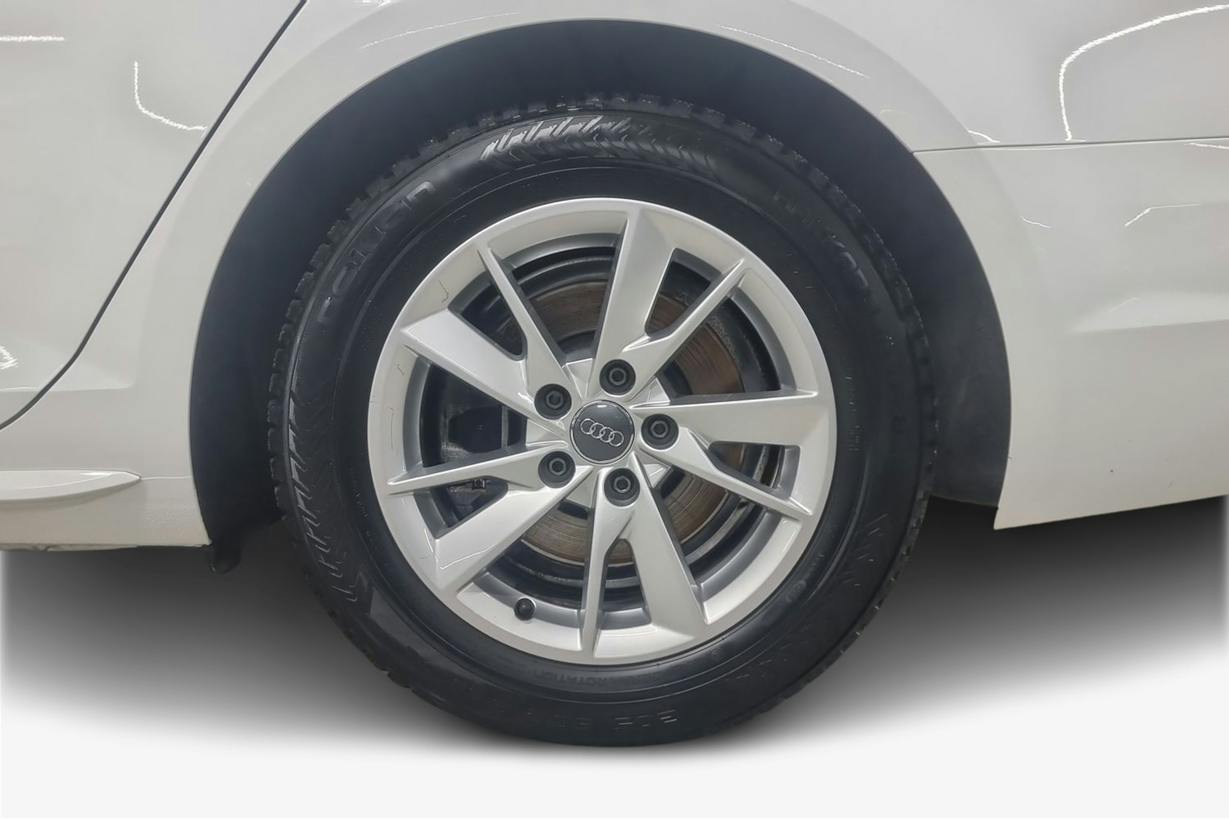 valkoinen Audi A4 2017 kuva 11.