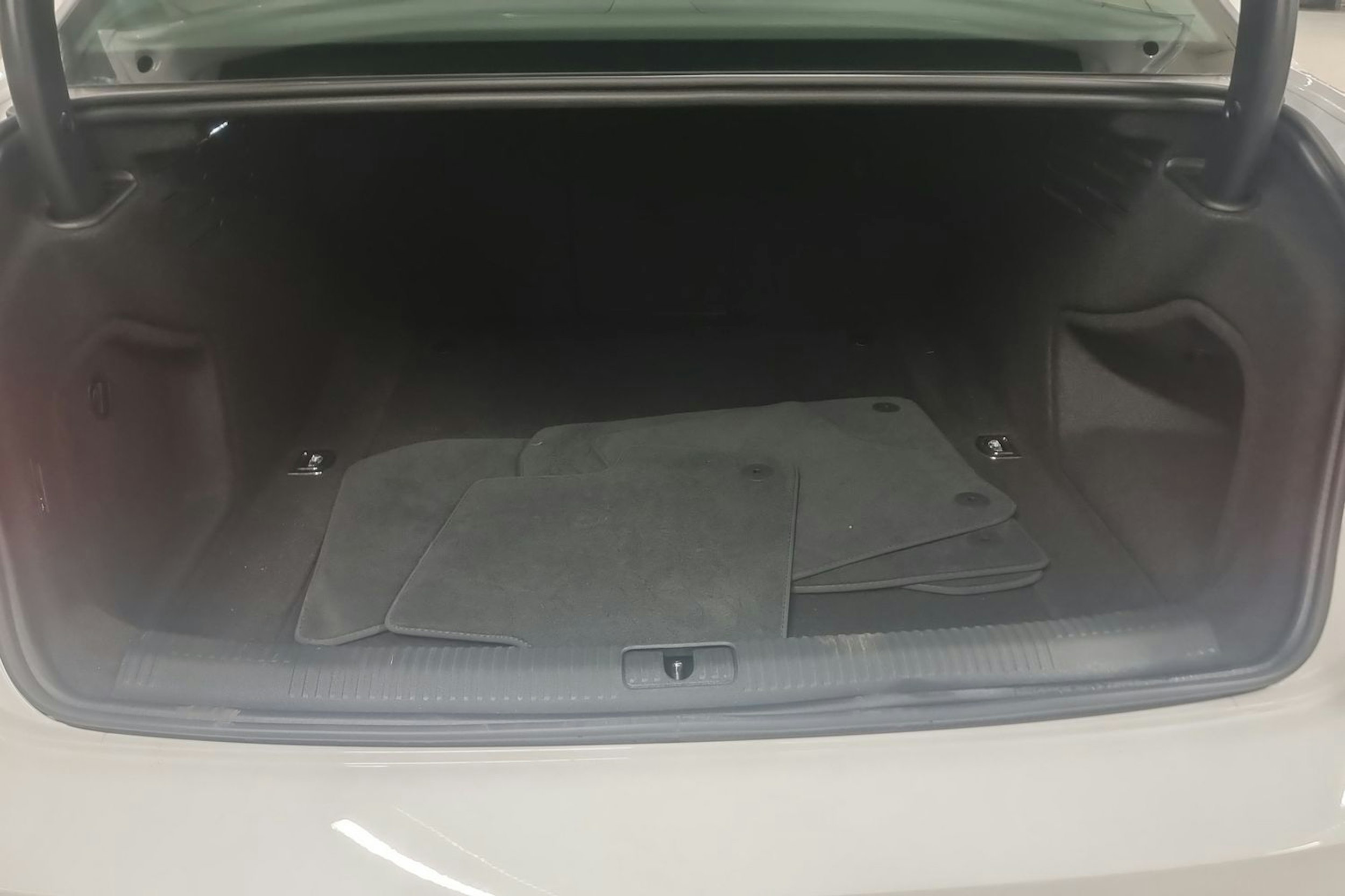 valkoinen Audi A4 2017 kuva 14.