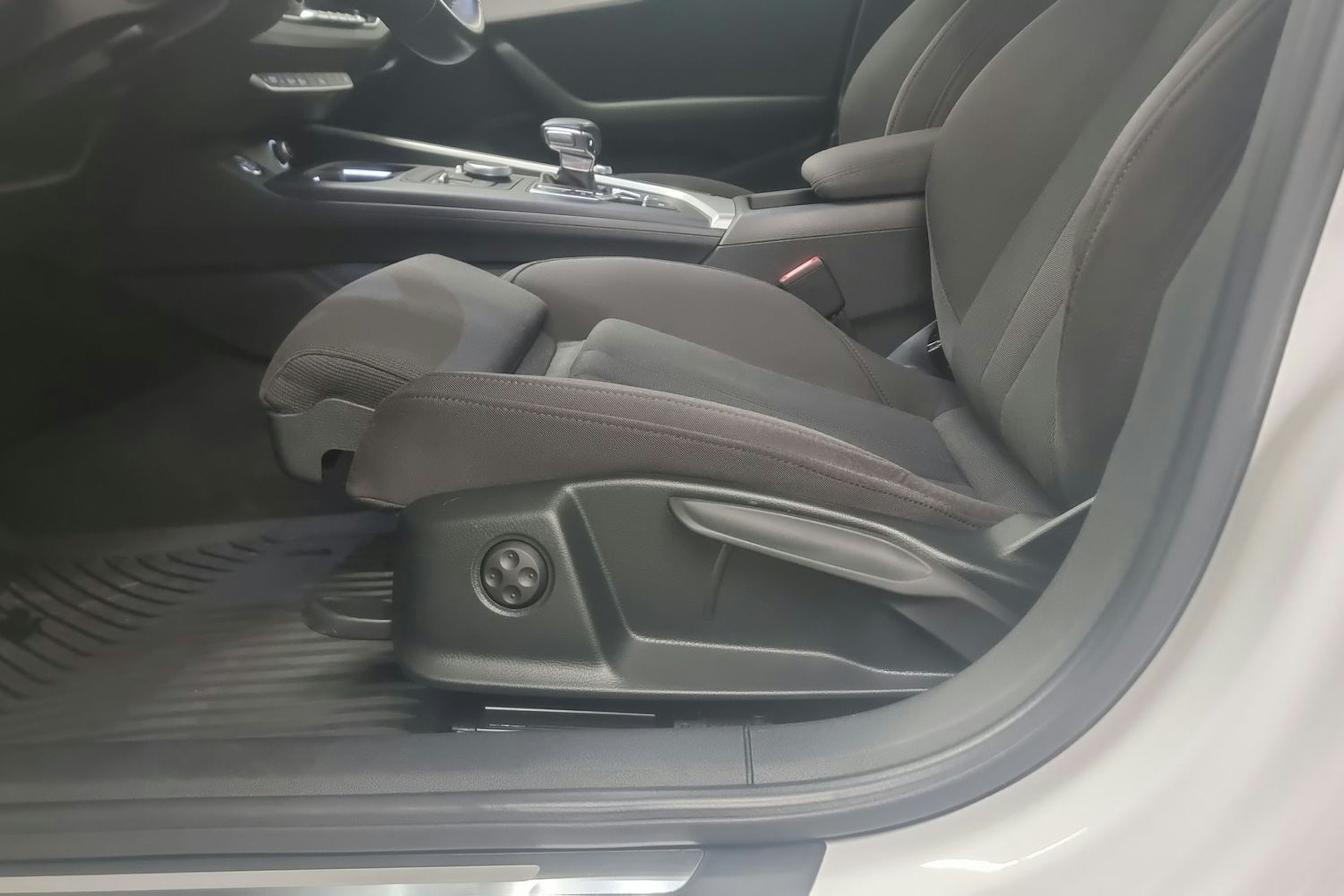 valkoinen Audi A4 2017 kuva 17.