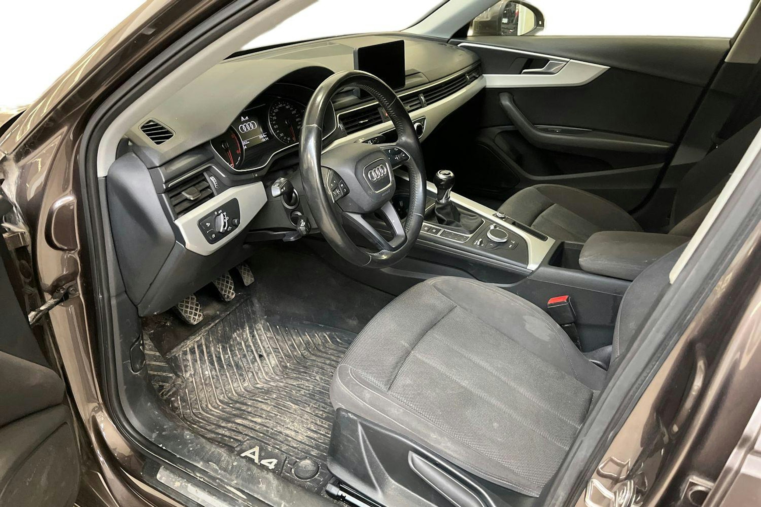 ruskea (beige) Audi A4 2016 kuva 3.