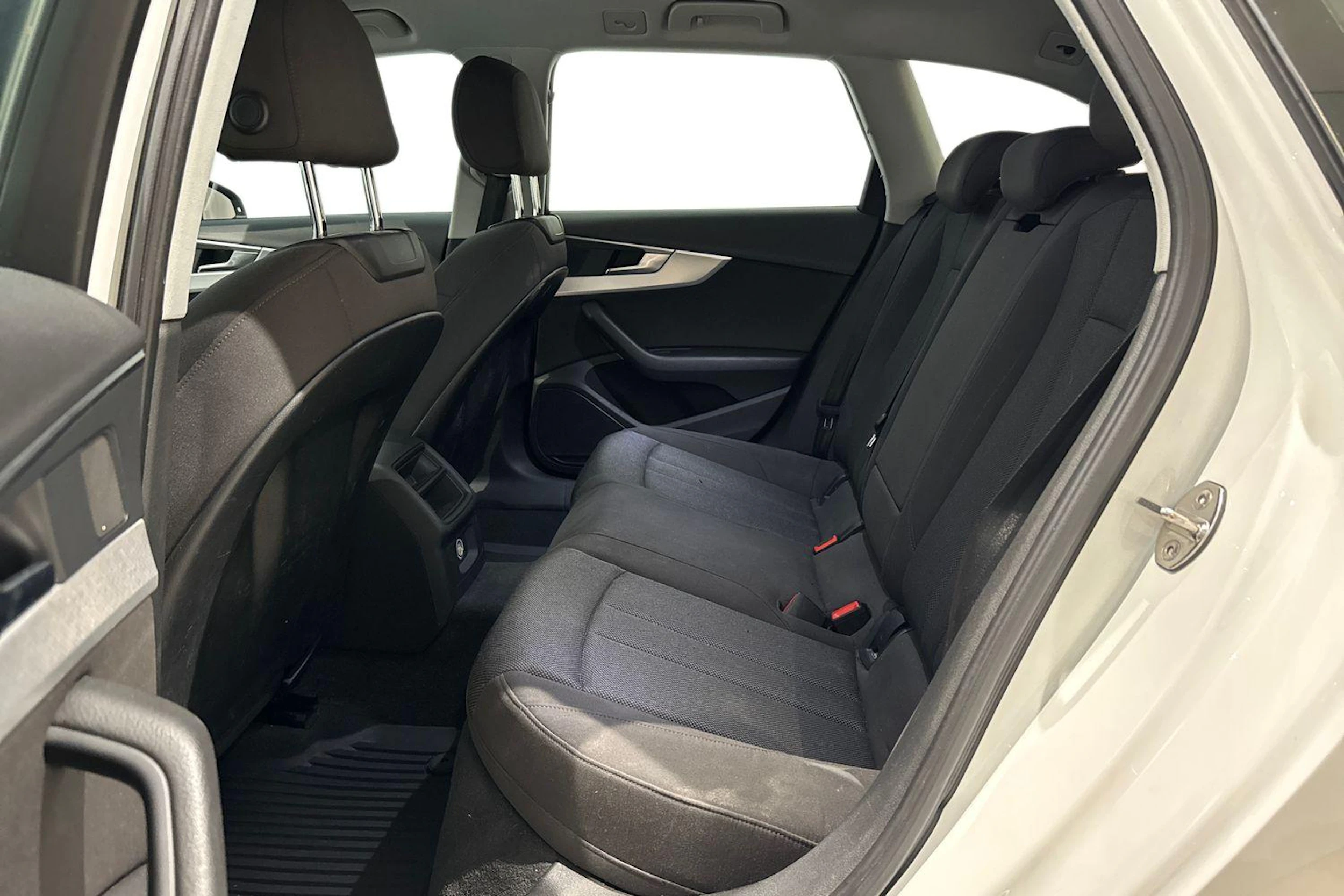 valkoinen Audi A4 2016 kuva 11.