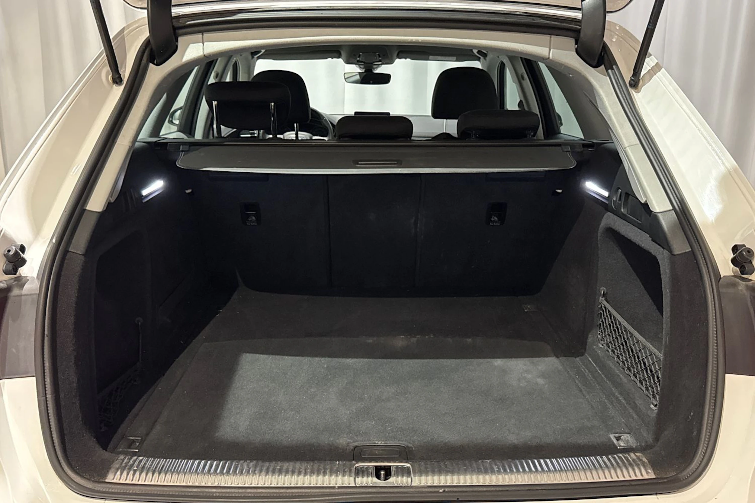 valkoinen Audi A4 2016 kuva 16.