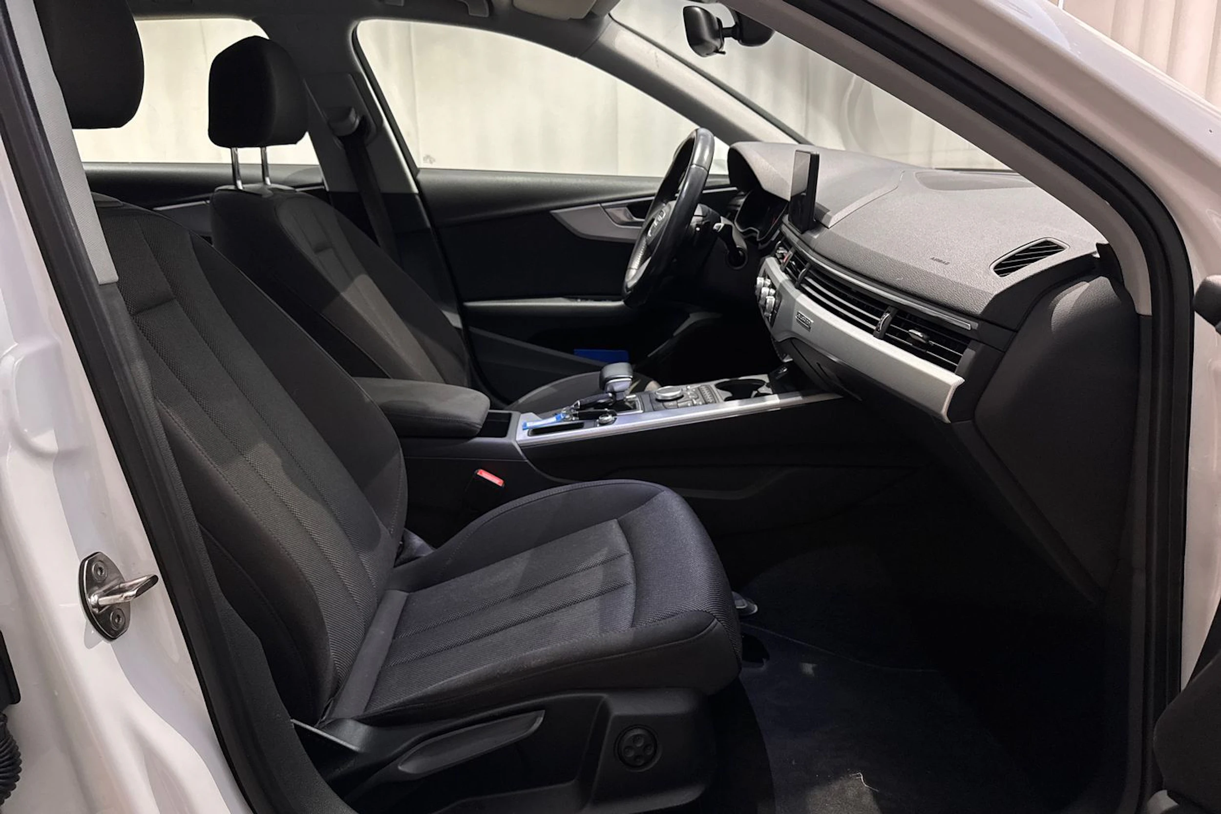 valkoinen Audi A4 2016 kuva 18.