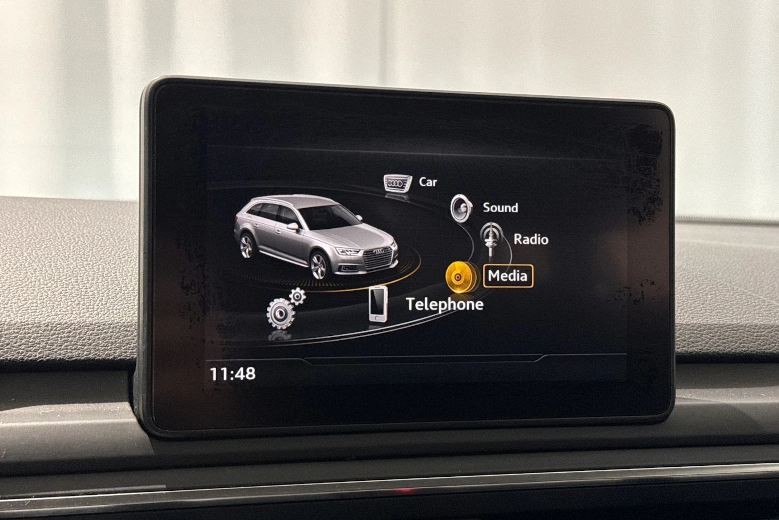 valkoinen Audi A4 2016 kuva 22.