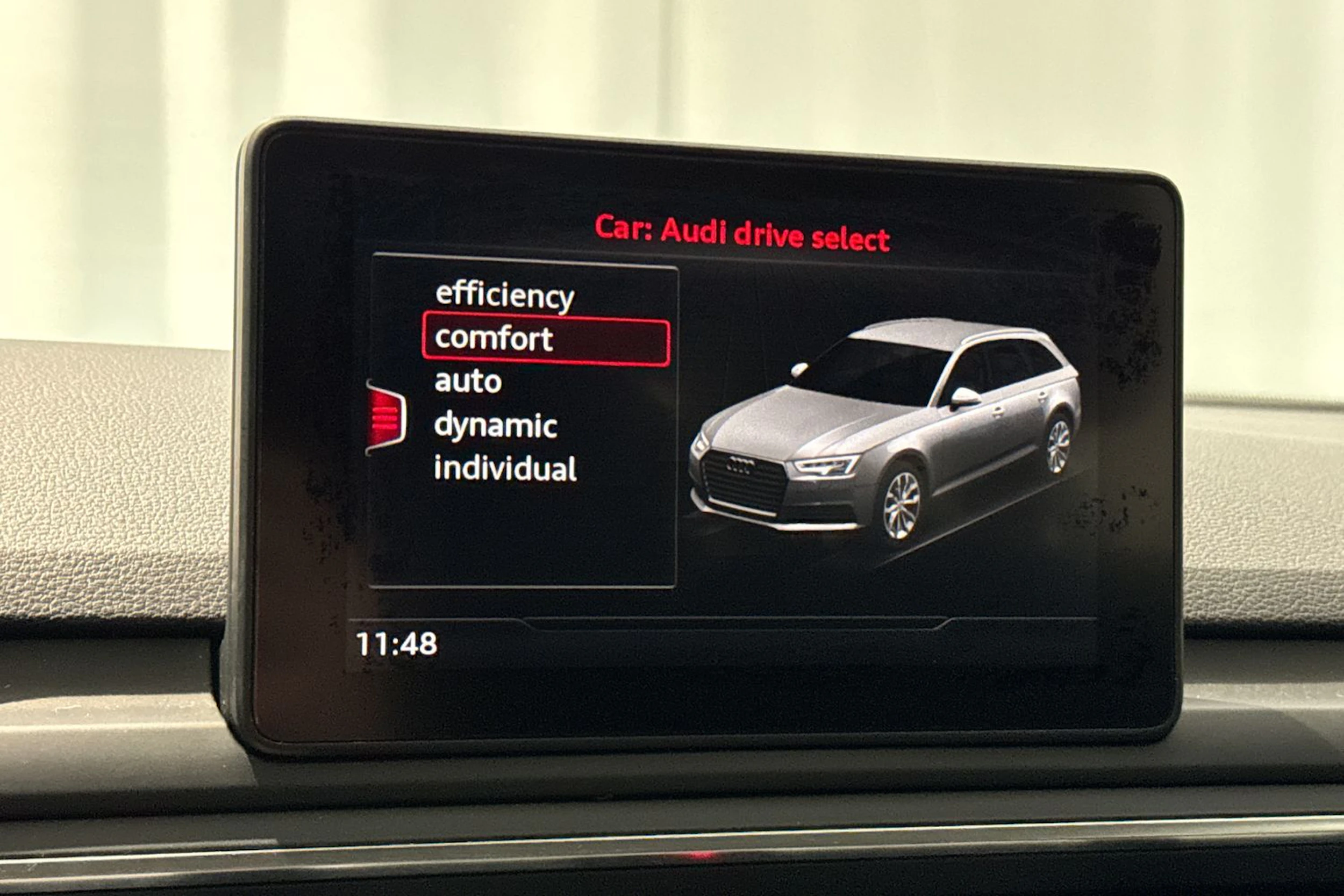 valkoinen Audi A4 2016 kuva 24.