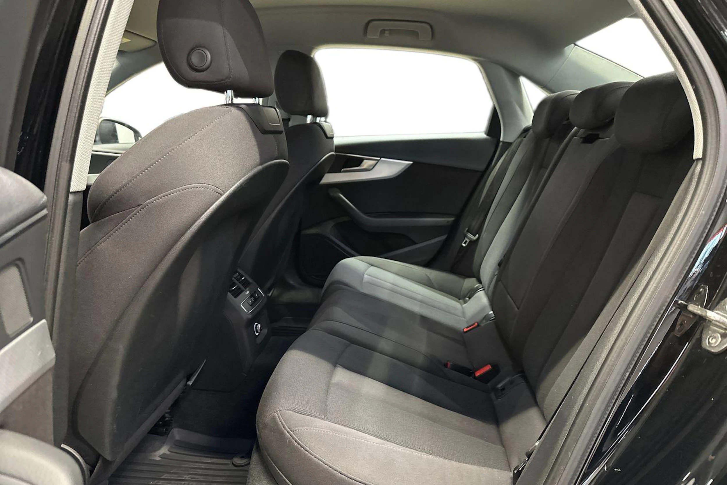 musta Audi A4 2017 kuva 8.