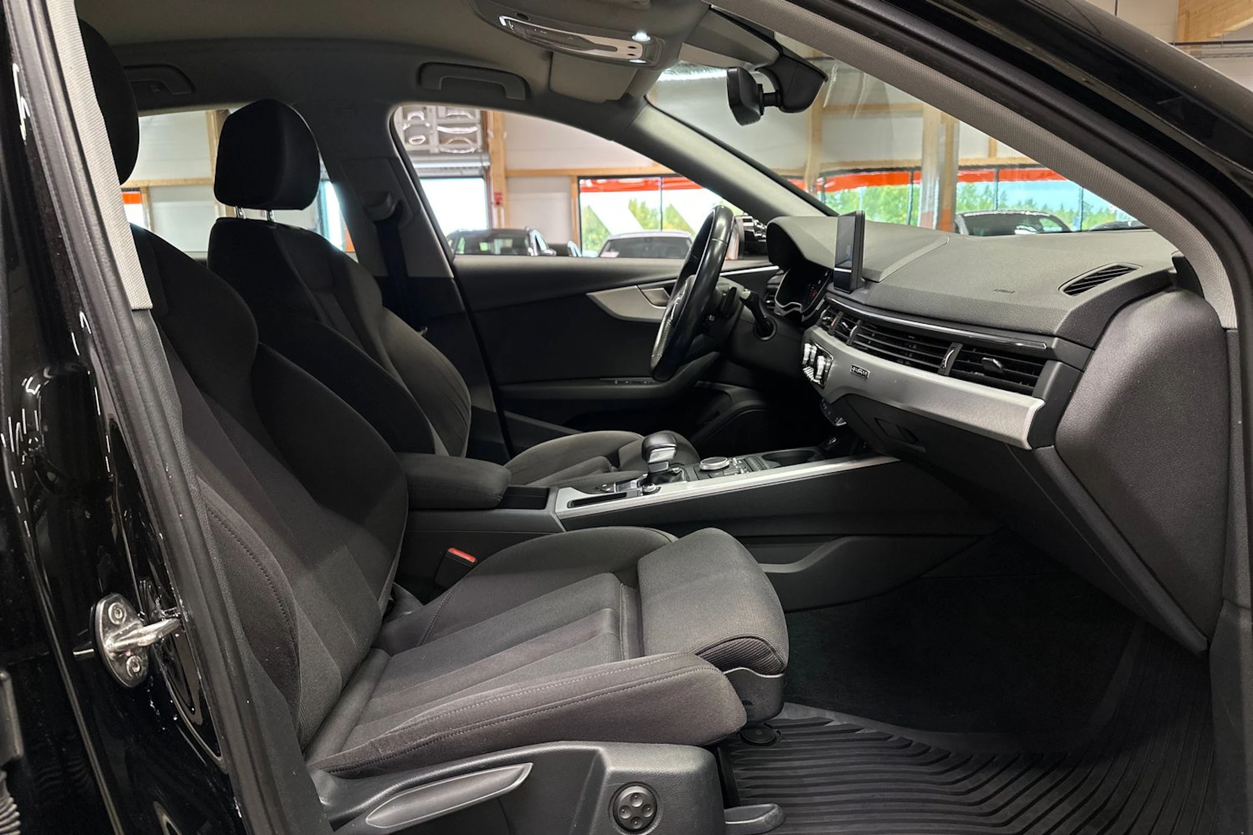 musta Audi A4 2017 kuva 11.