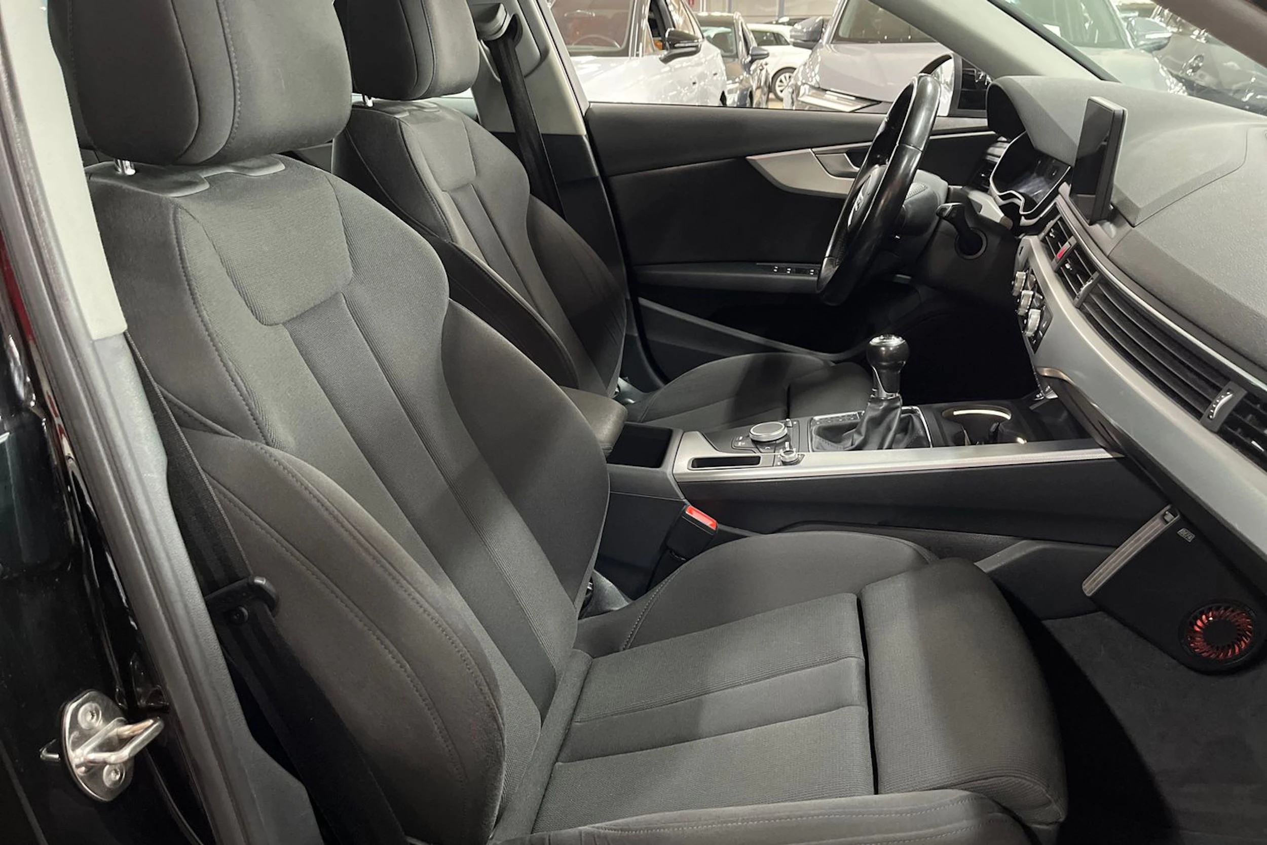 Musta Audi A4 2017 kuva 11.