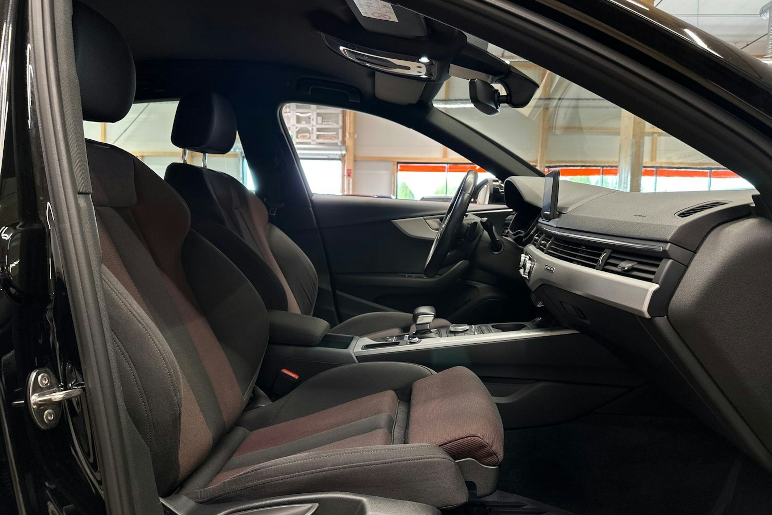musta Audi A4 2017 kuva 13.