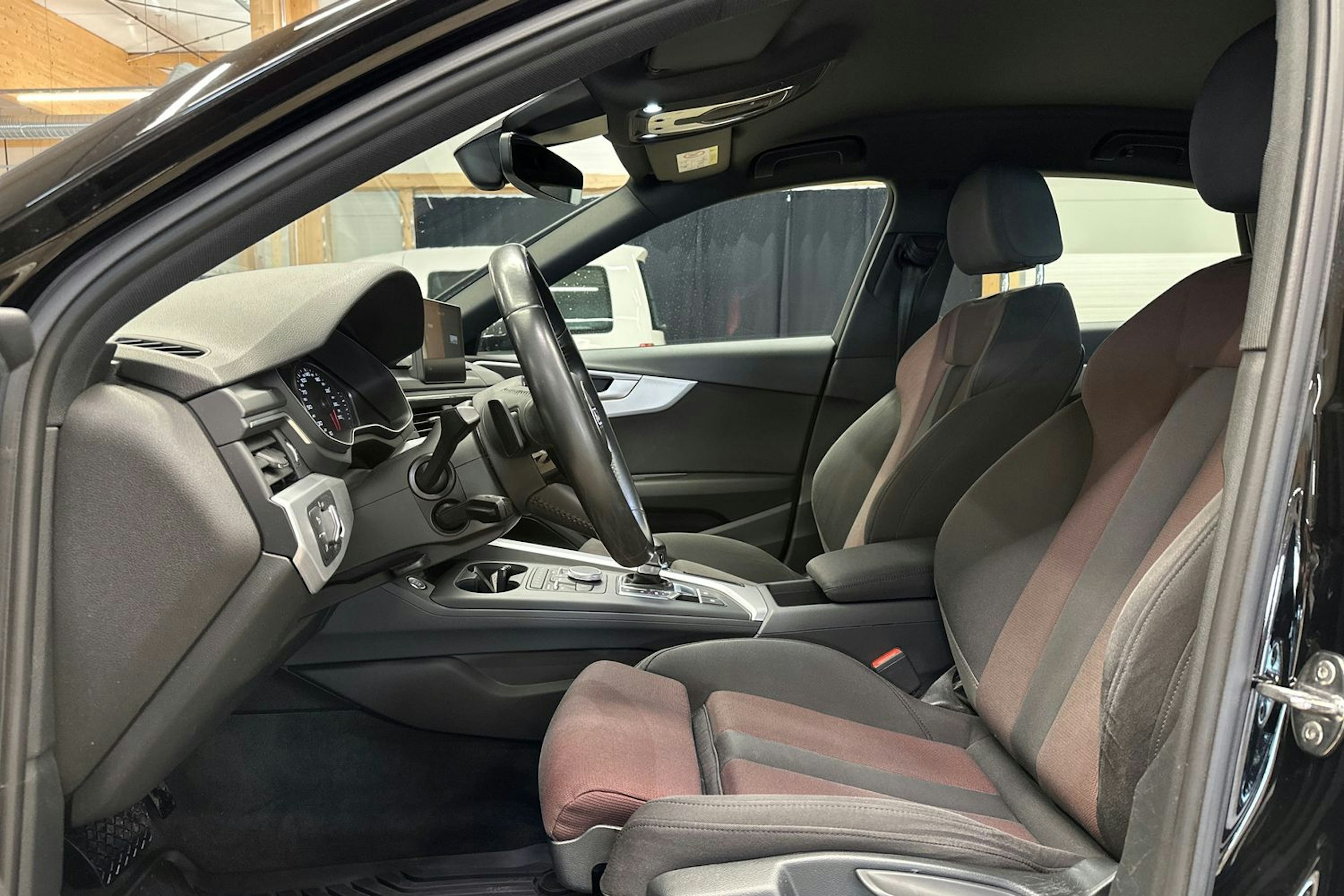 musta Audi A4 2017 kuva 15.