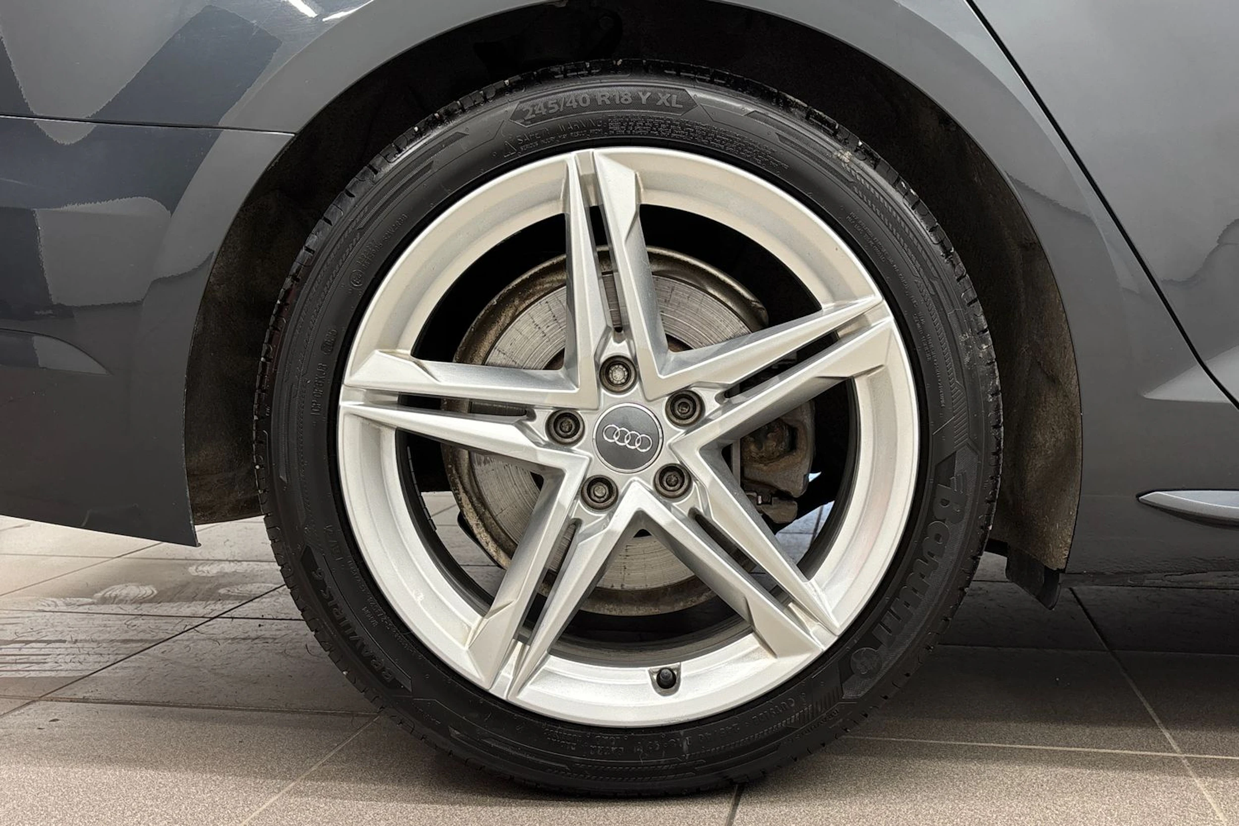 harmaa Audi A4 2018 kuva 13.