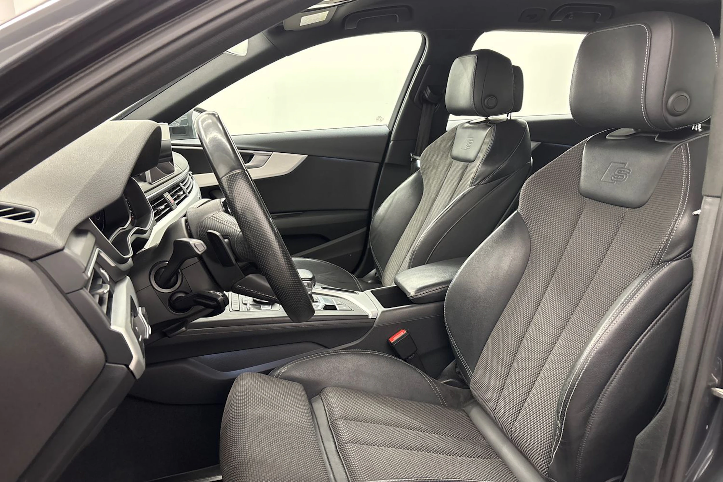 harmaa Audi A4 2018 kuva 15.