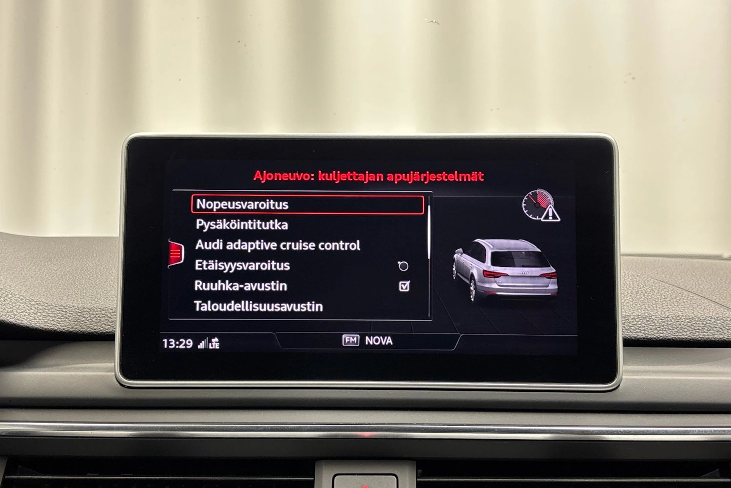 harmaa Audi A4 2018 kuva 23.