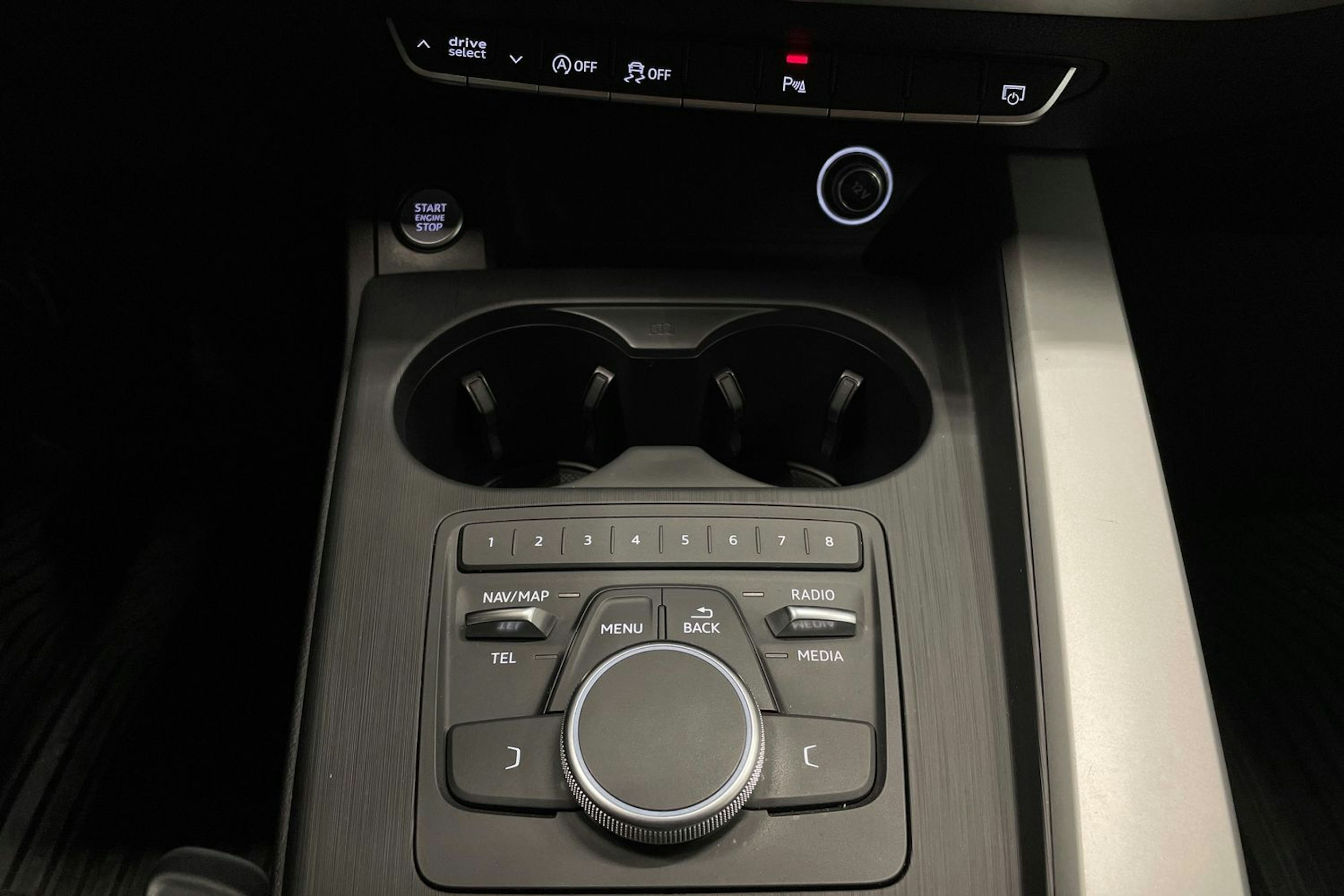 musta Audi A4 2017 kuva 21.