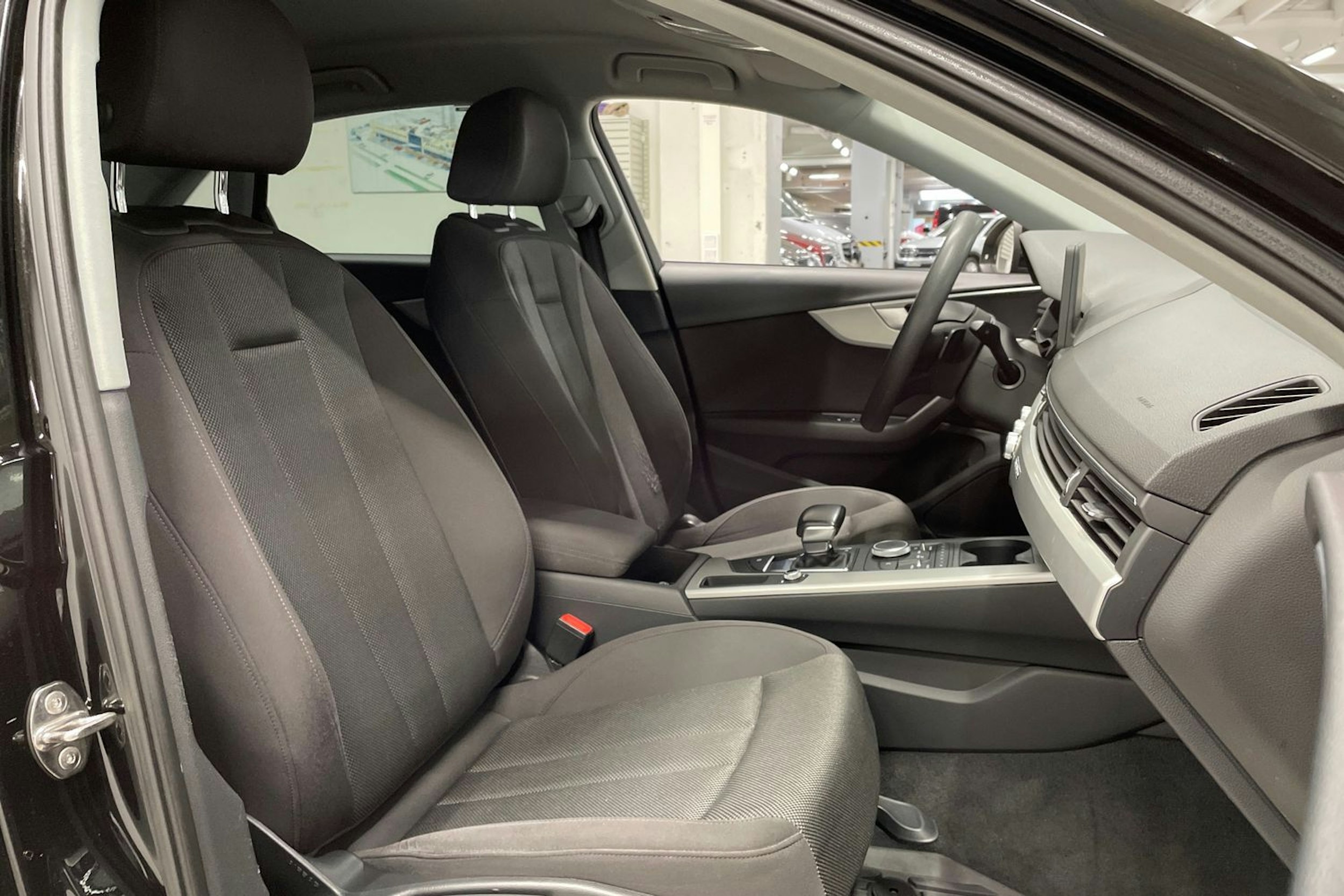 musta Audi A4 2017 kuva 27.