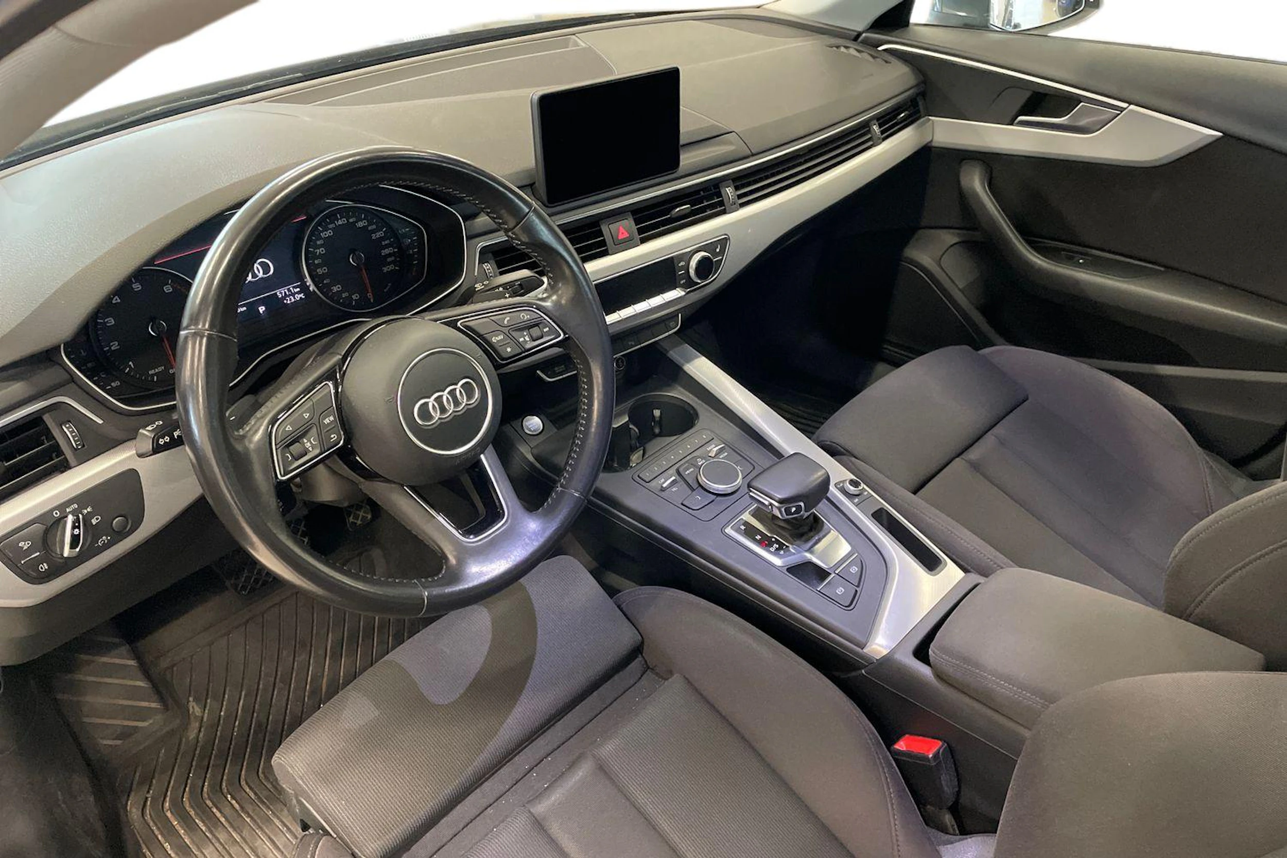 Harmaa Audi A4 2017 kuva 3.