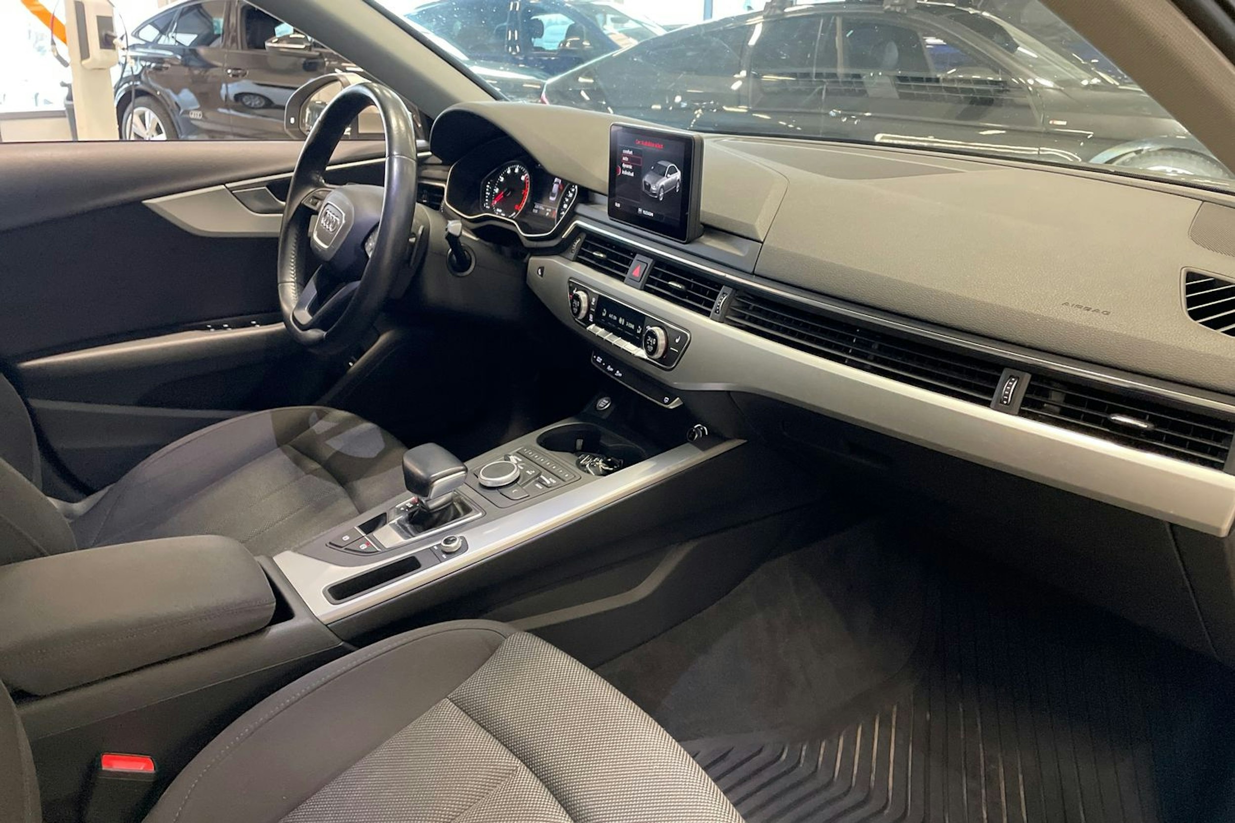 met. hopea Audi A4 2017 kuva 15.