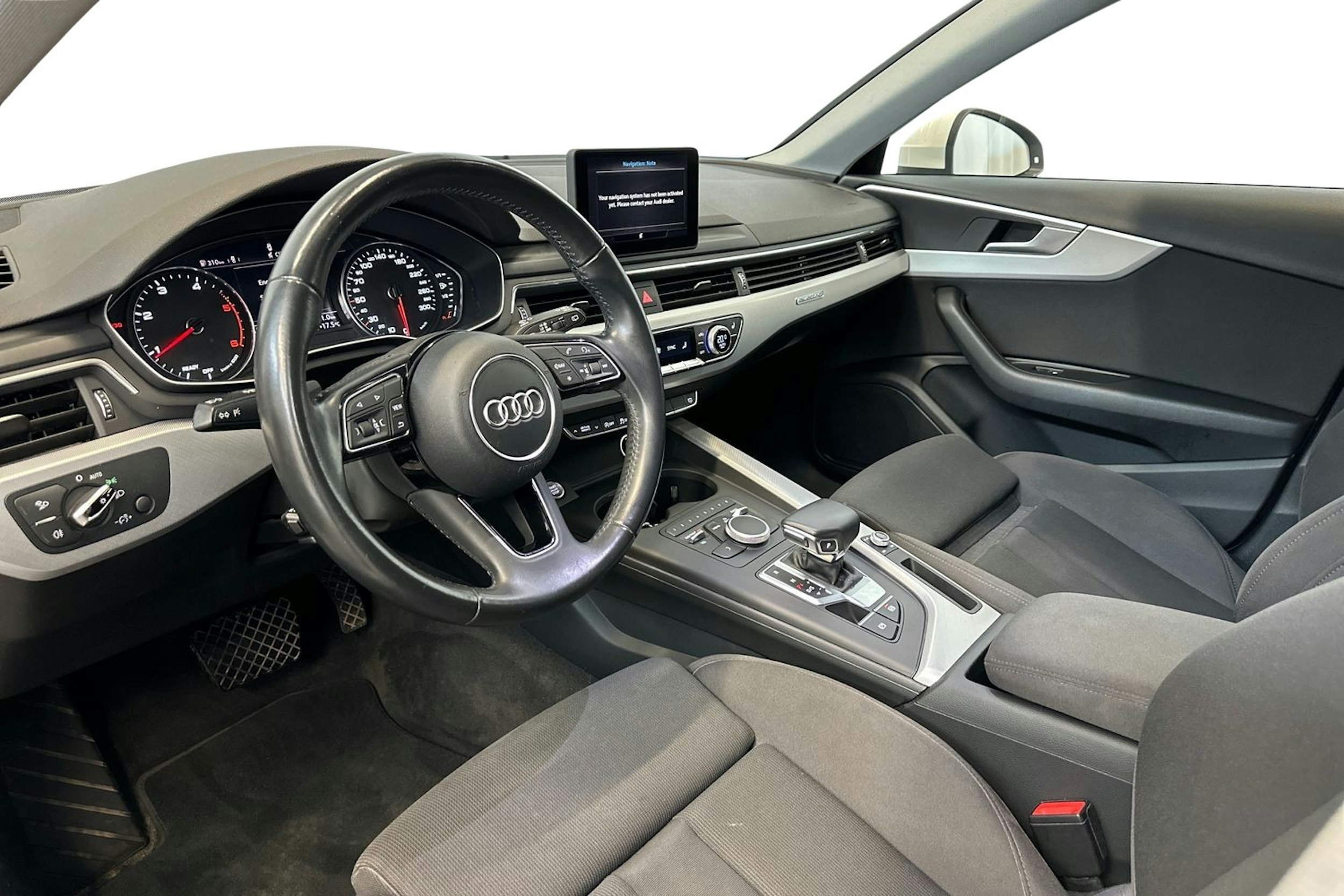 valkoinen Audi A4 2017 kuva 7.