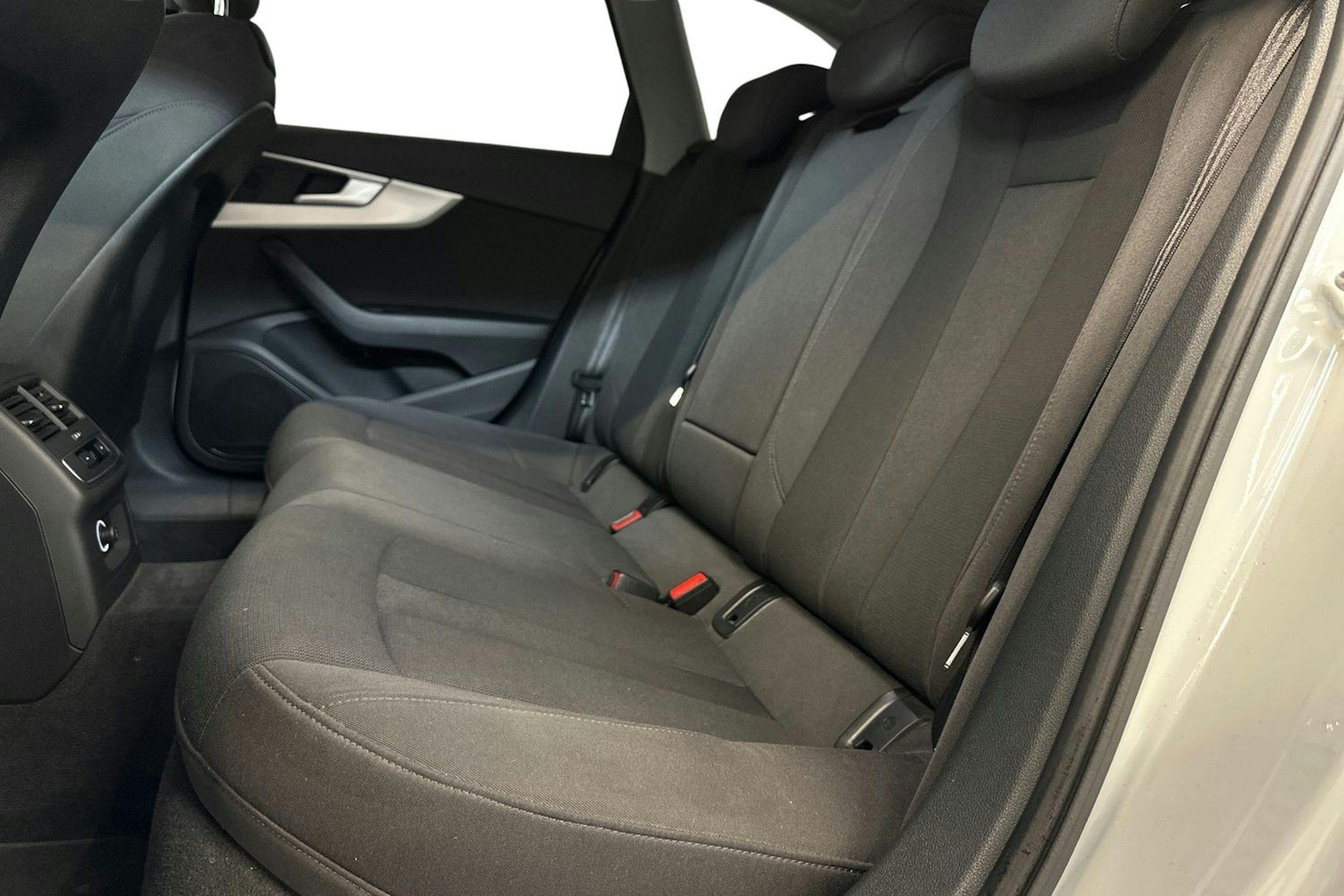 valkoinen Audi A4 2017 kuva 10.