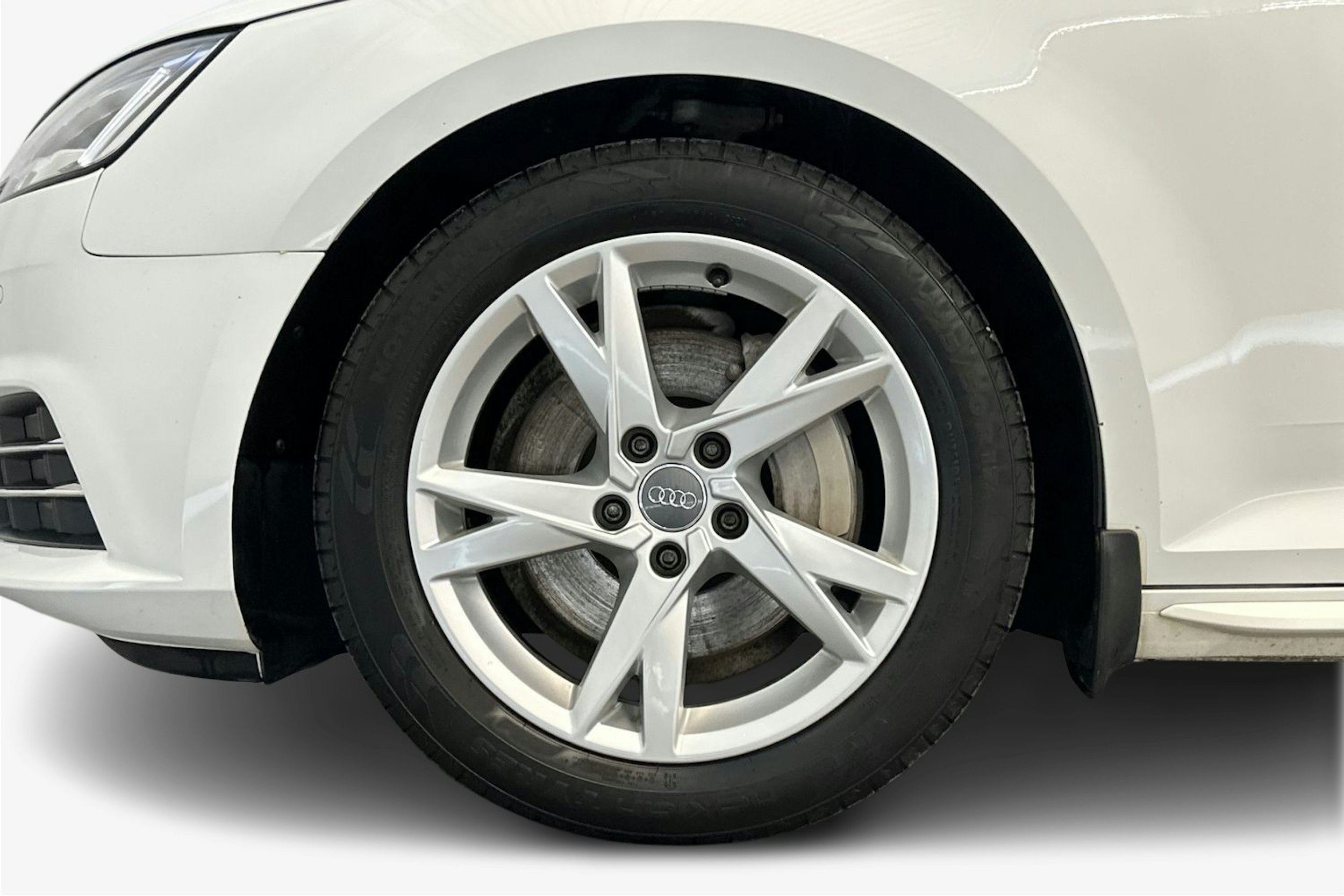 valkoinen Audi A4 2017 kuva 11.