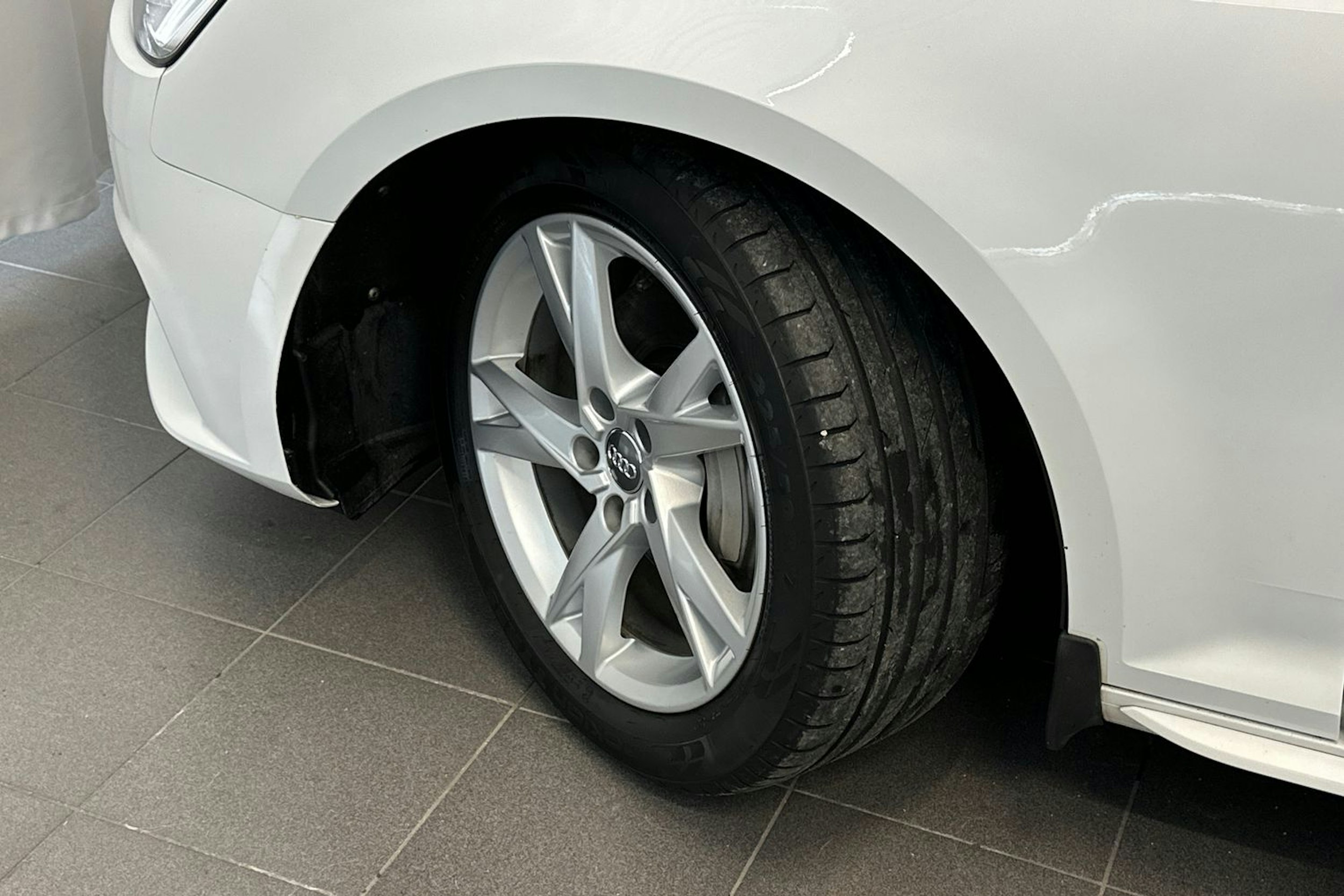 valkoinen Audi A4 2017 kuva 13.