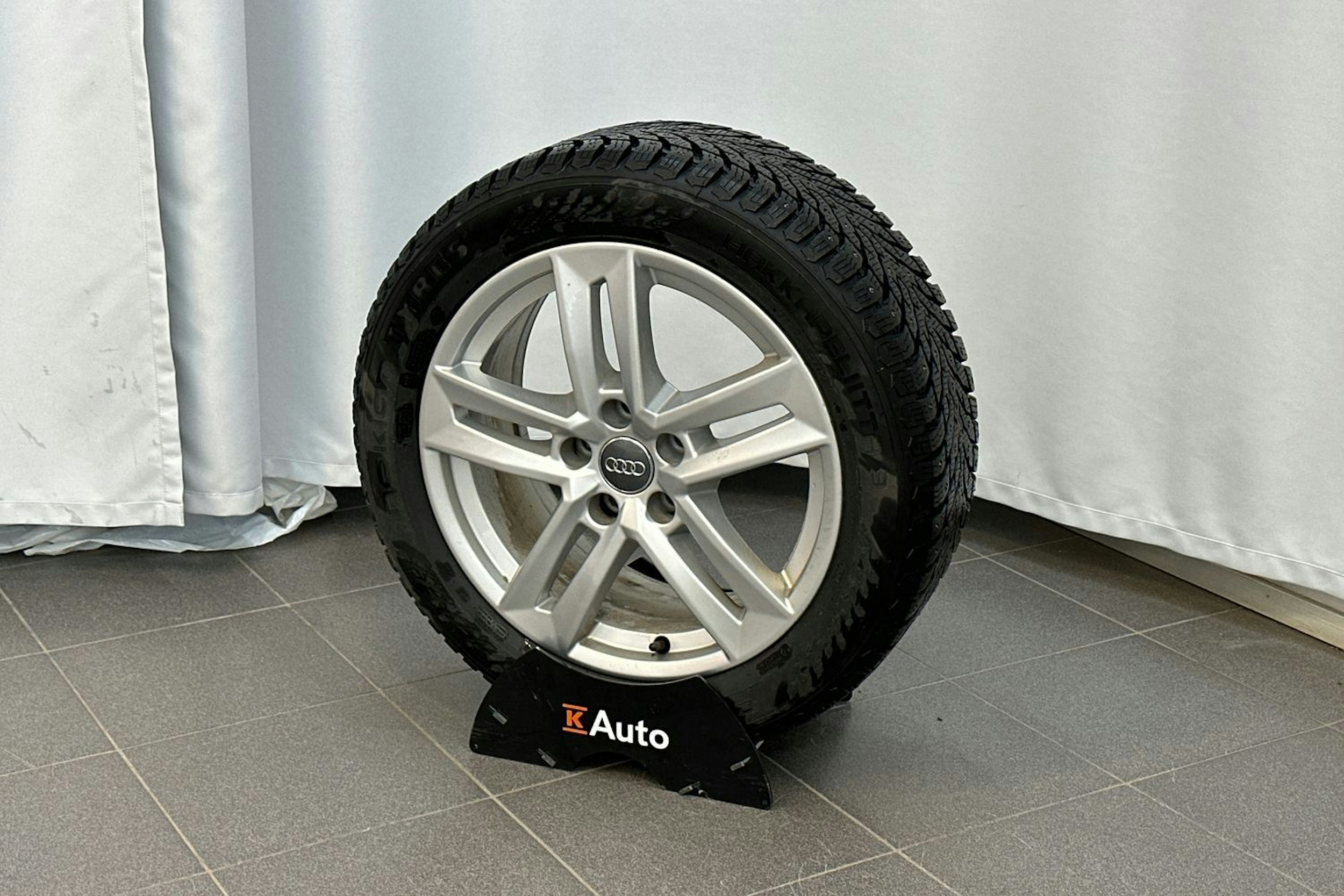 valkoinen Audi A4 2017 kuva 14.