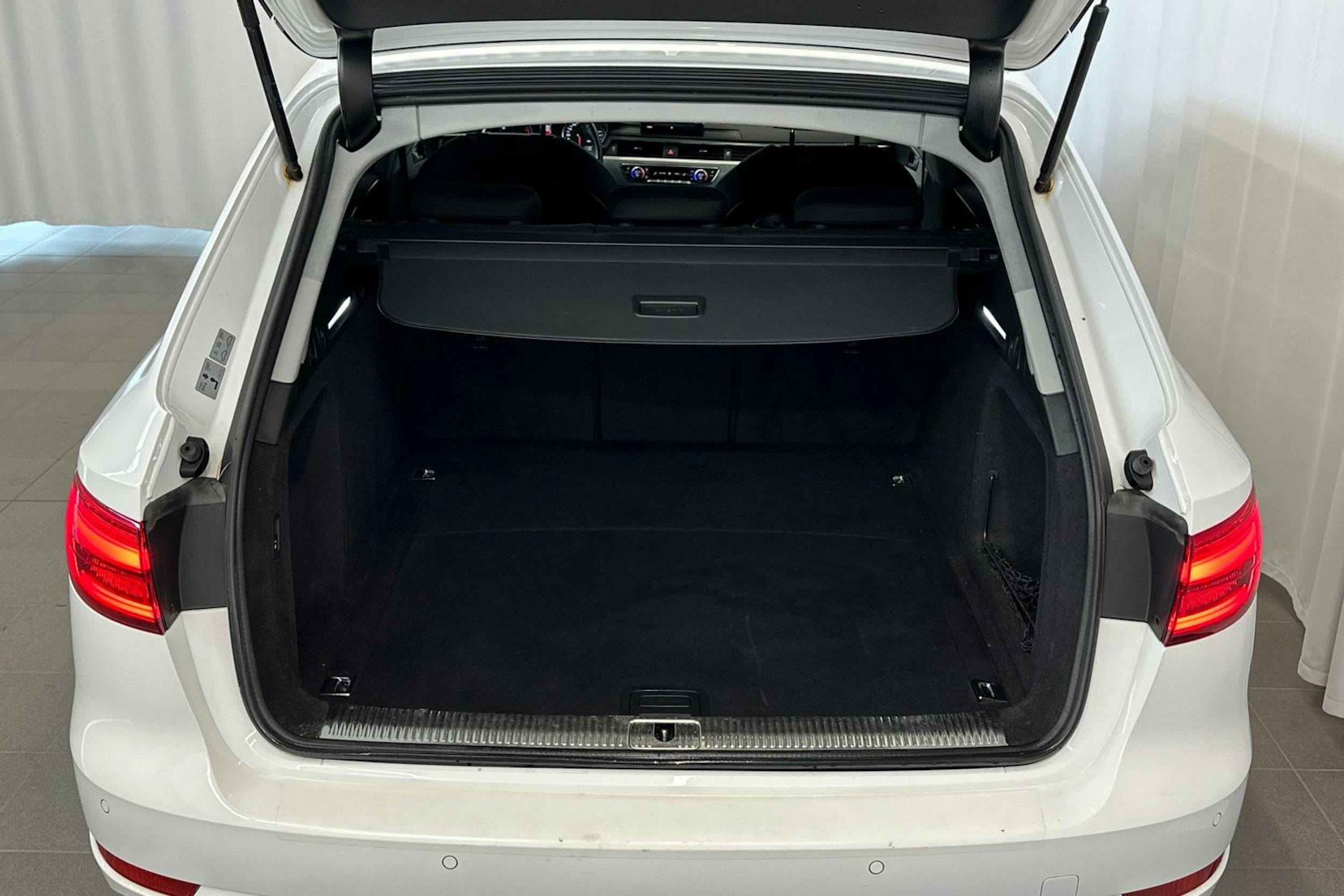 valkoinen Audi A4 2017 kuva 15.