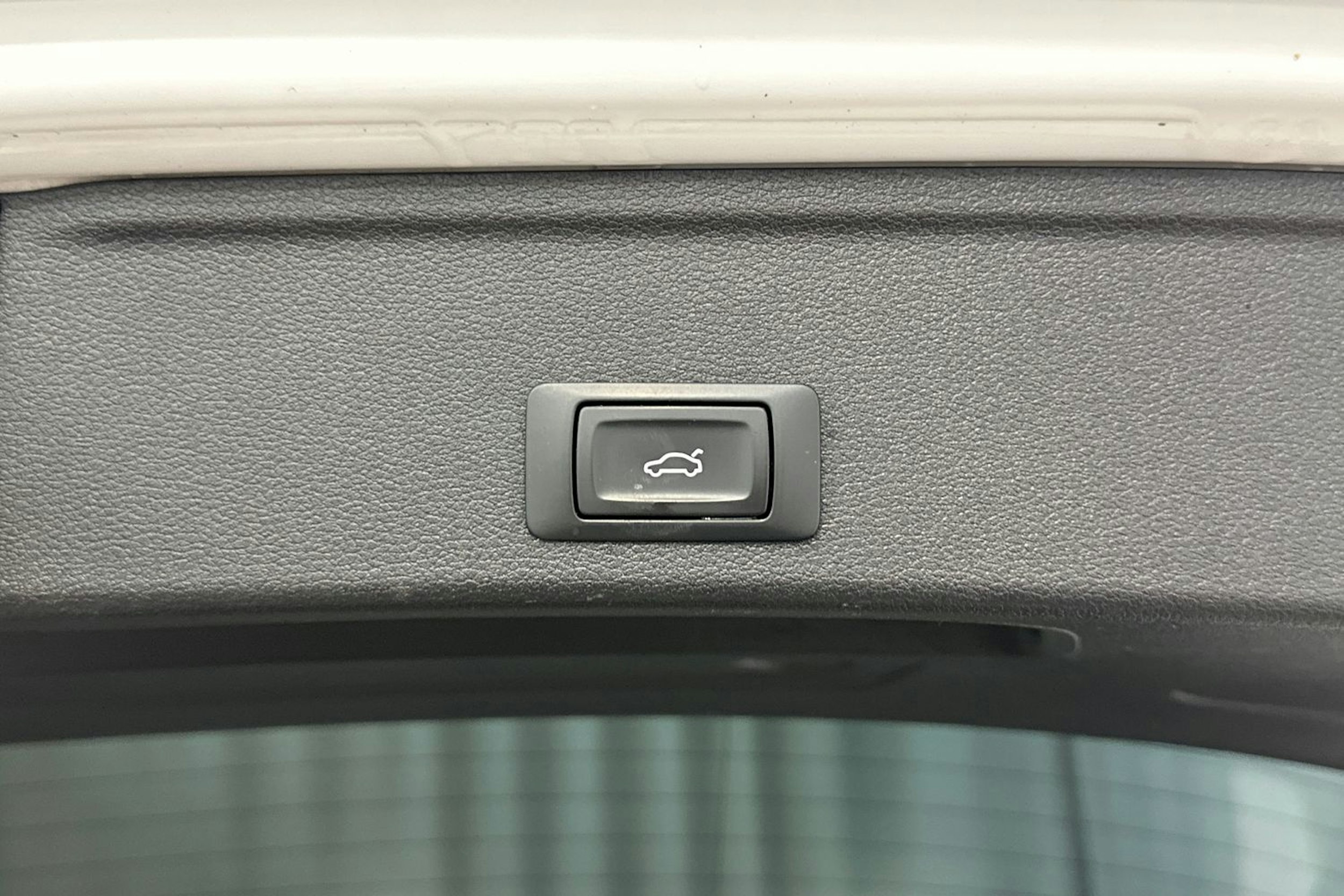 valkoinen Audi A4 2017 kuva 16.