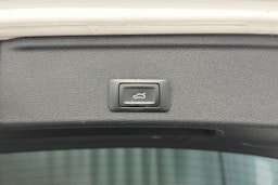 valkoinen Audi A4 2017 kuva 16.