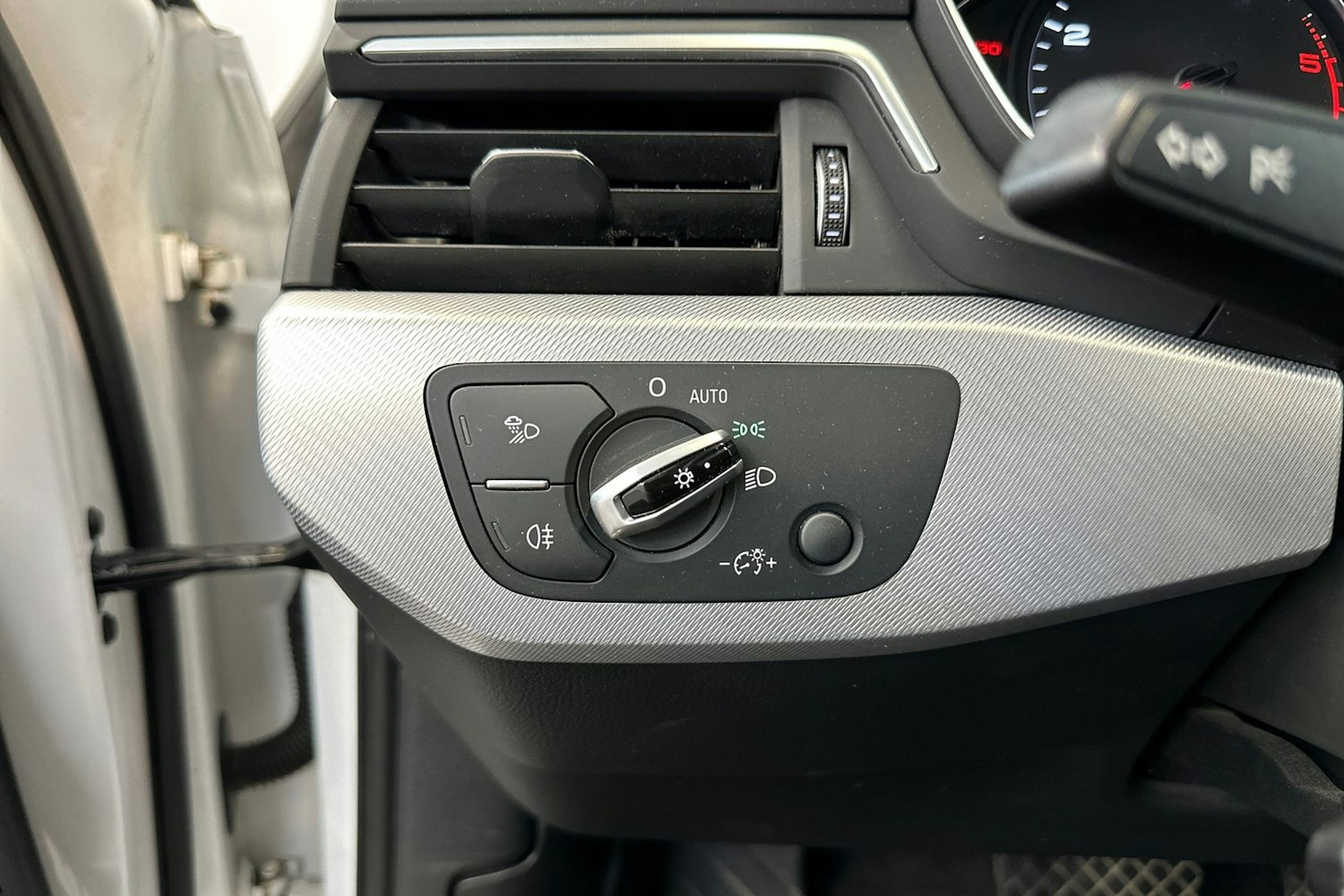 valkoinen Audi A4 2017 kuva 20.