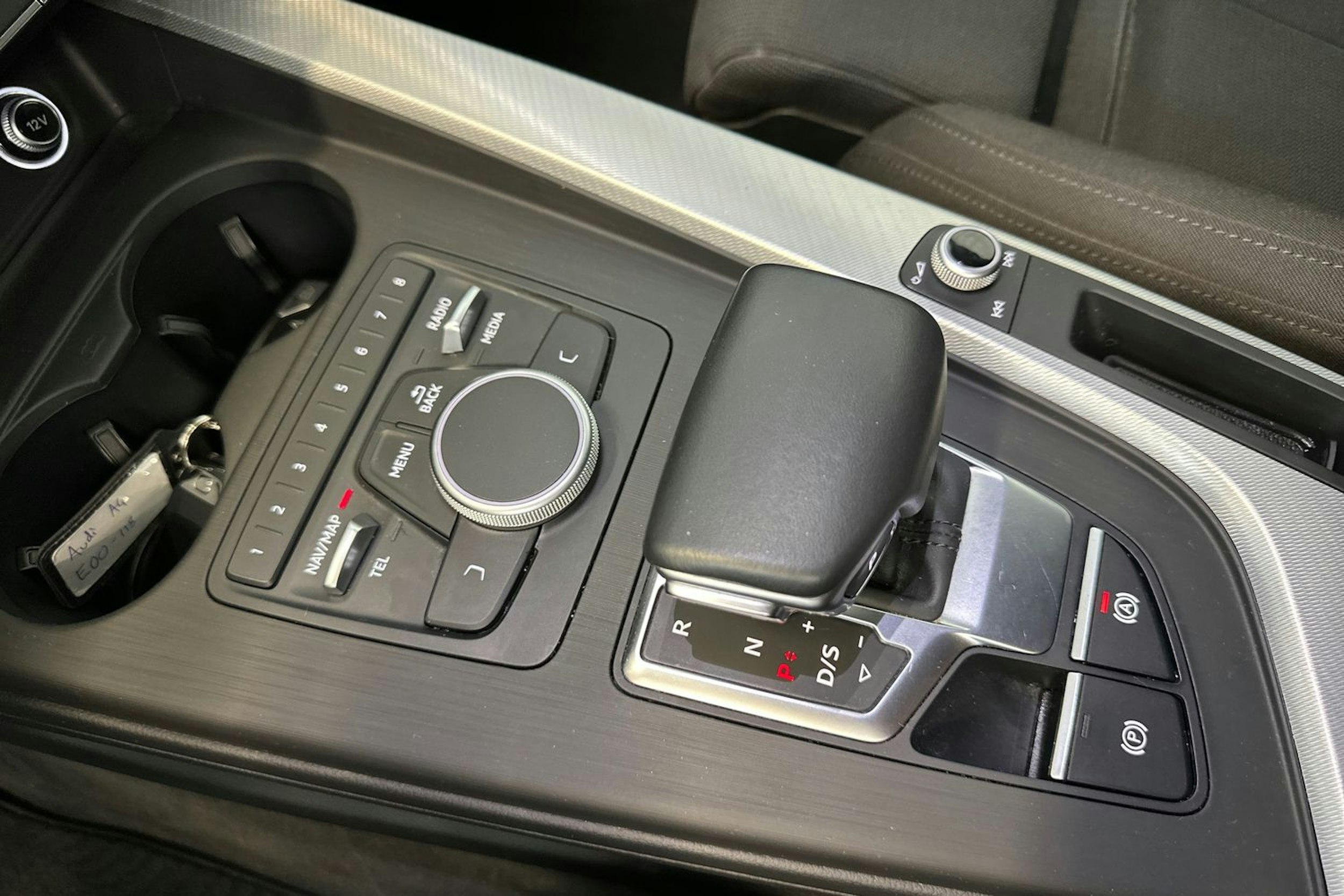 valkoinen Audi A4 2017 kuva 25.
