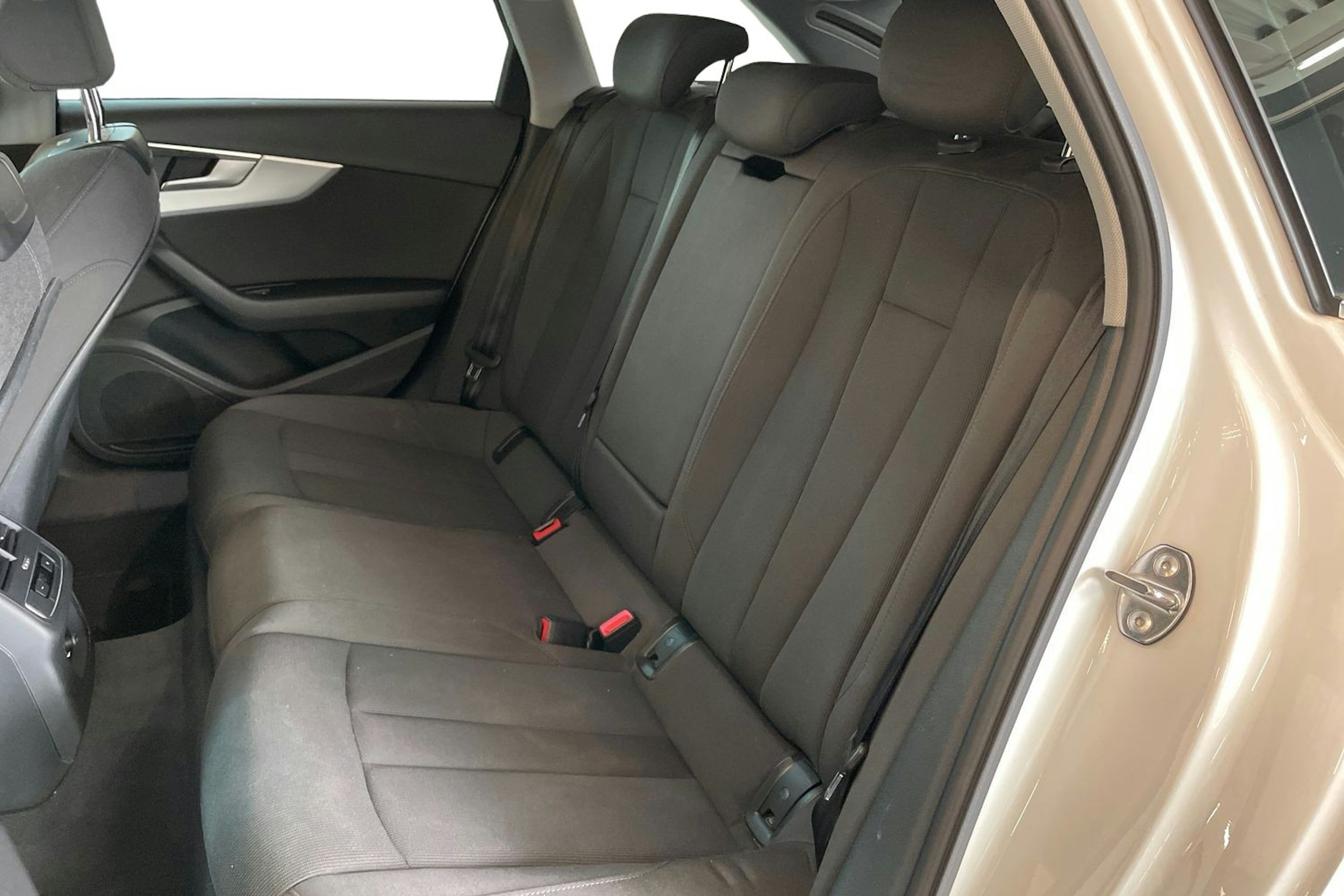 Valkoinen Audi A4 2017 kuva 10.