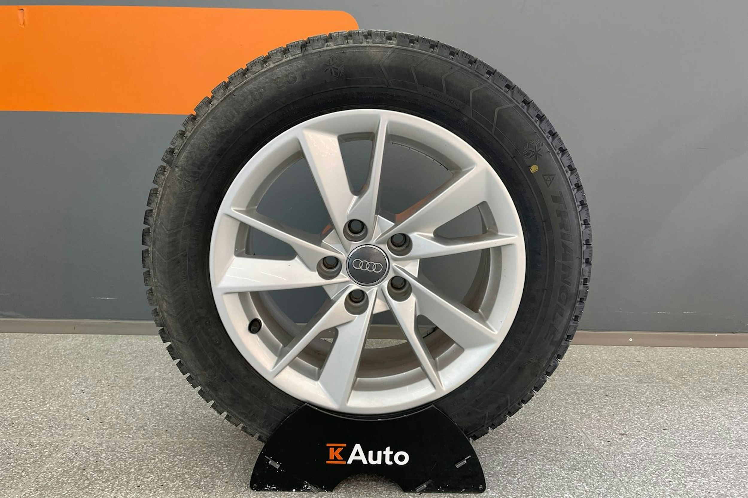 Valkoinen Audi A4 2017 kuva 13.