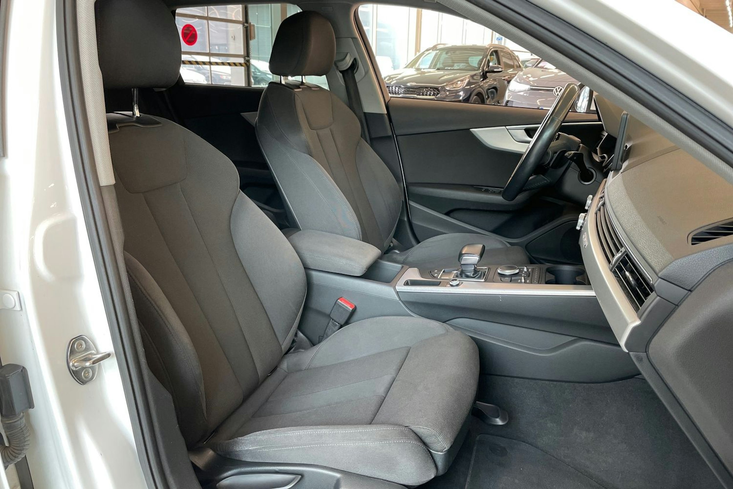 Valkoinen Audi A4 2017 kuva 26.