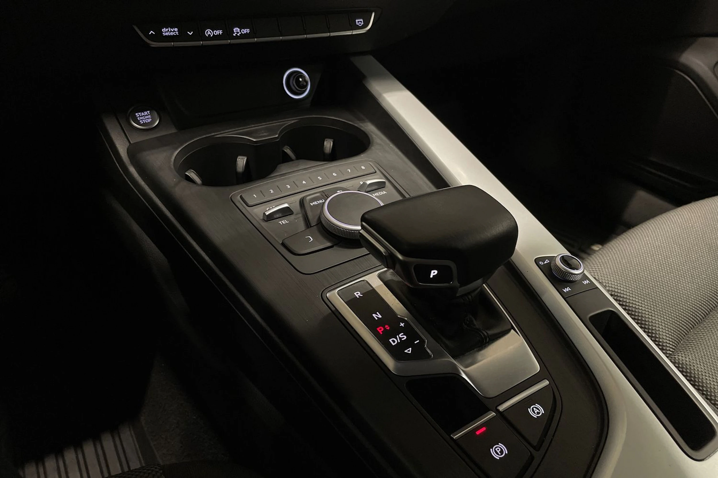 ruskea (beige) Audi A4 2017 kuva 20.