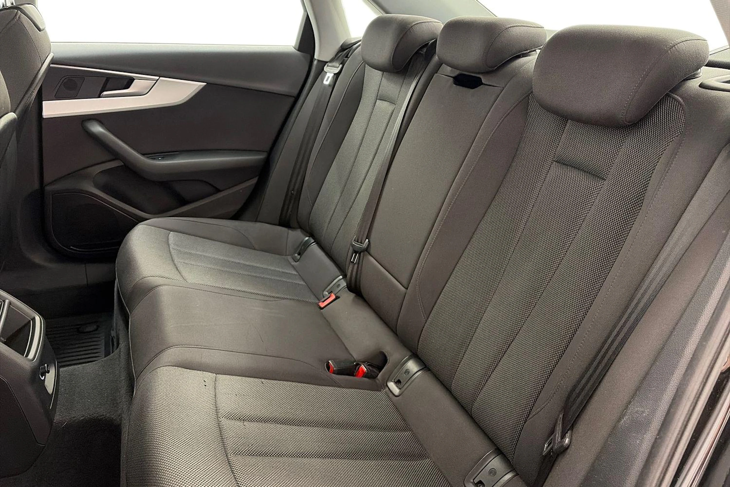 Musta Audi A4 2017 kuva 8.
