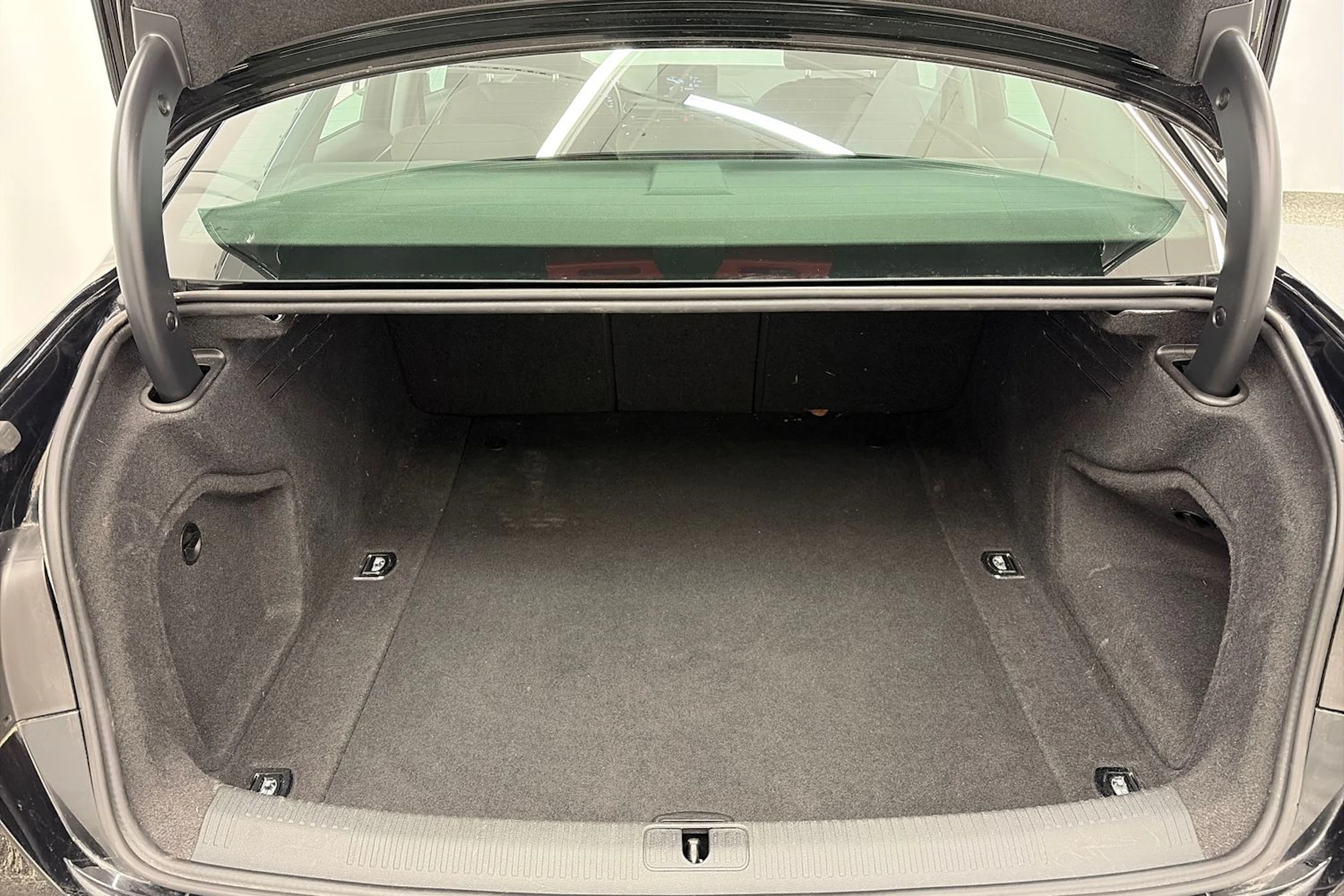 Musta Audi A4 2017 kuva 11.