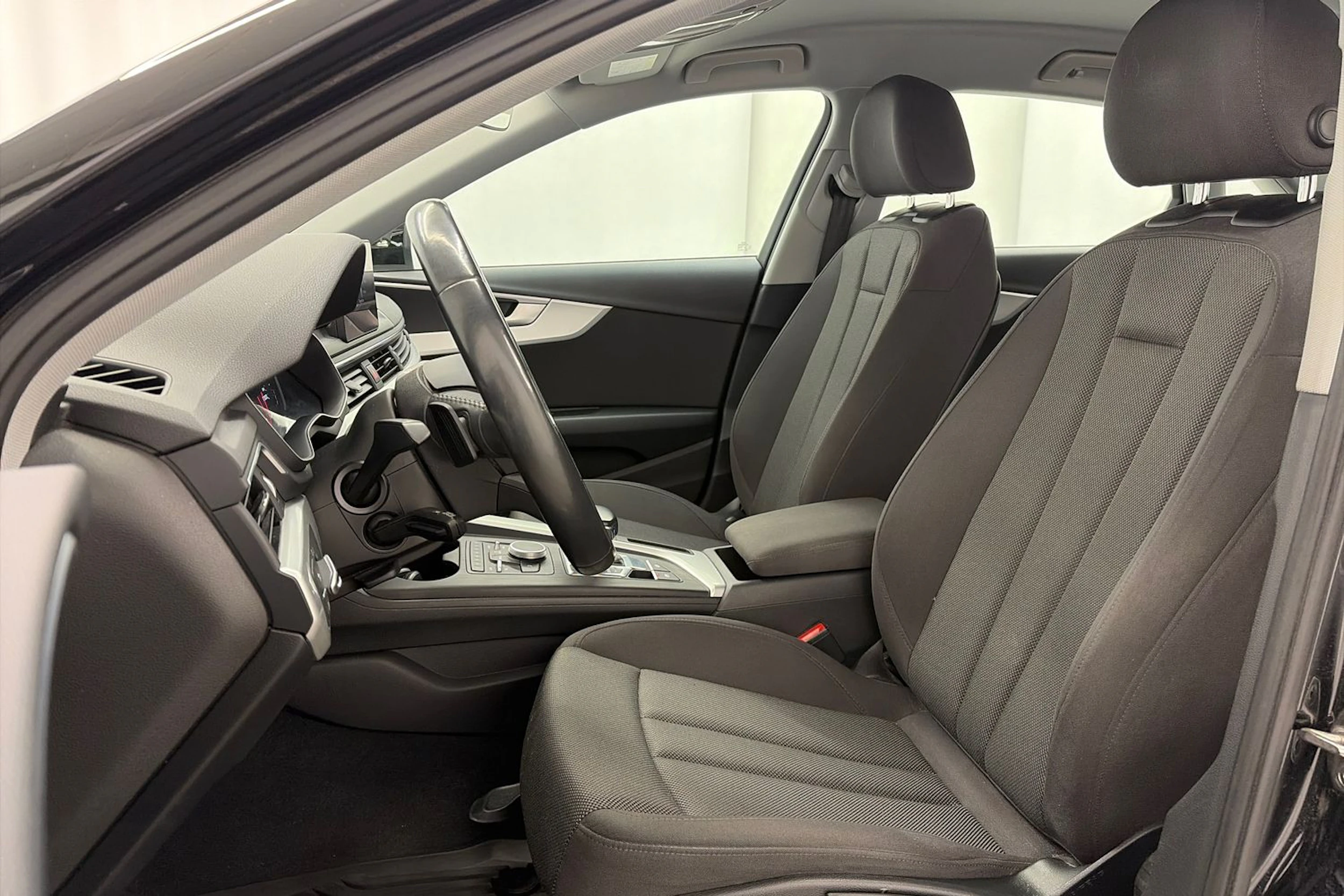 Musta Audi A4 2017 kuva 12.