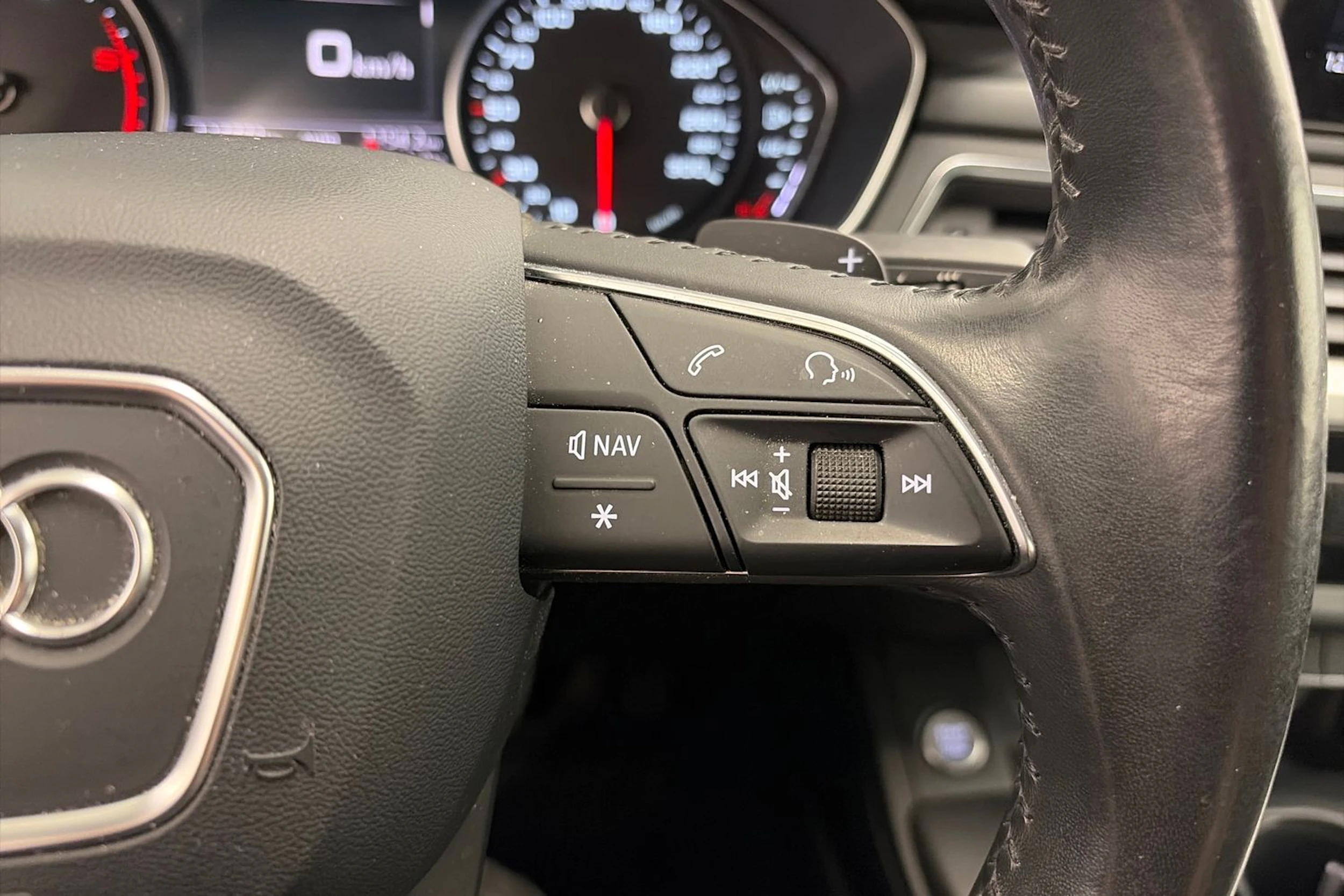 Musta Audi A4 2017 kuva 15.