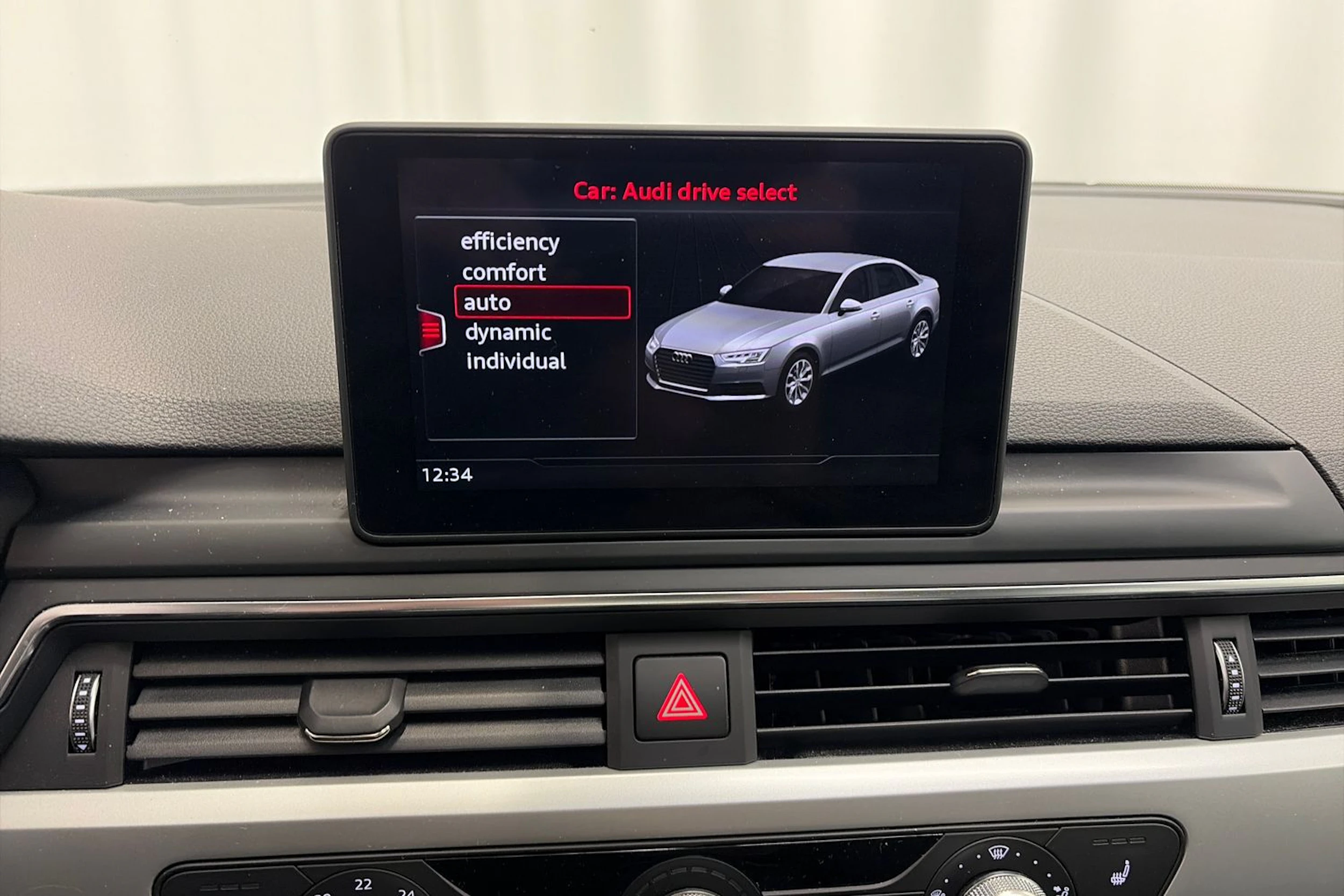 Musta Audi A4 2017 kuva 16.