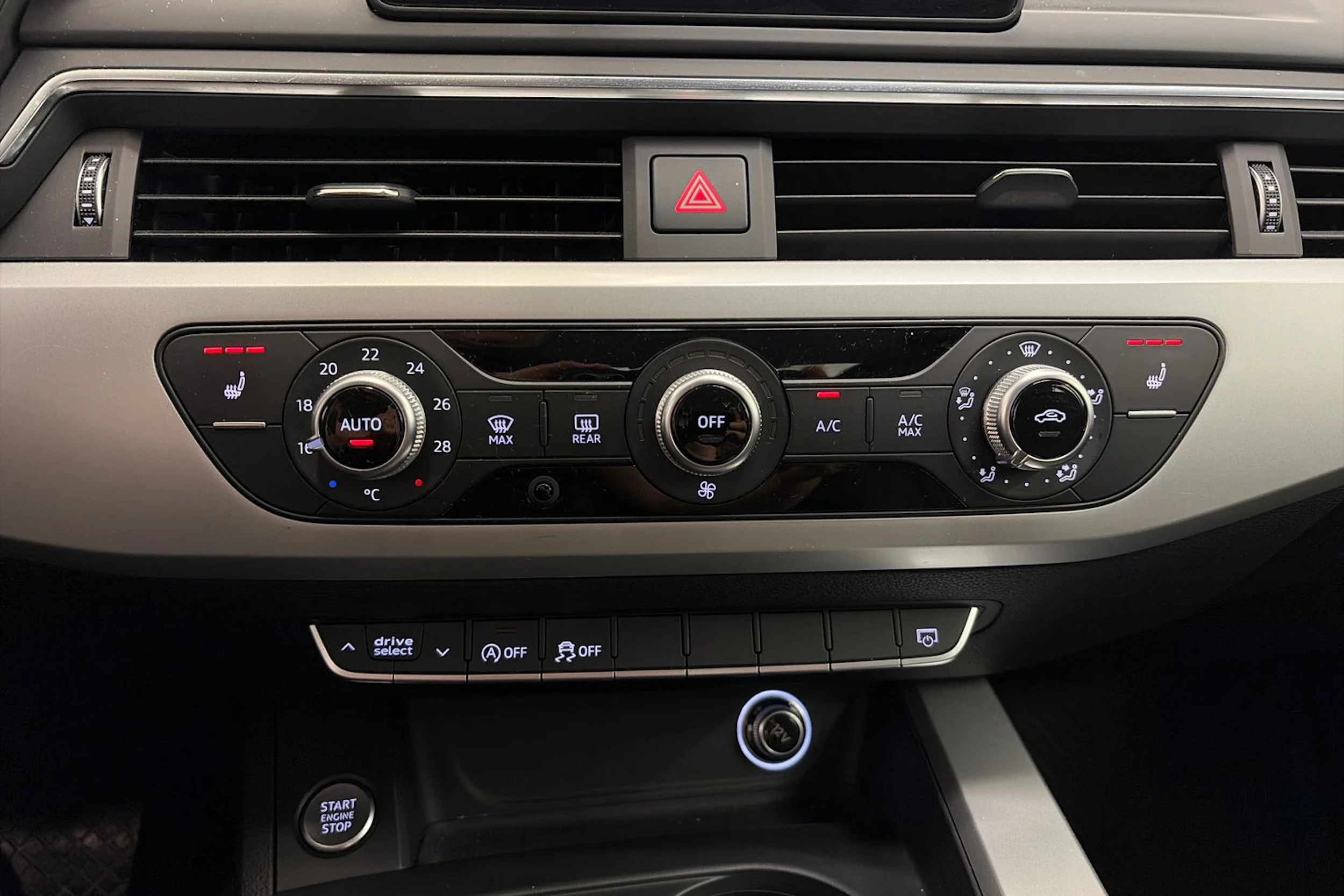 Musta Audi A4 2017 kuva 19.