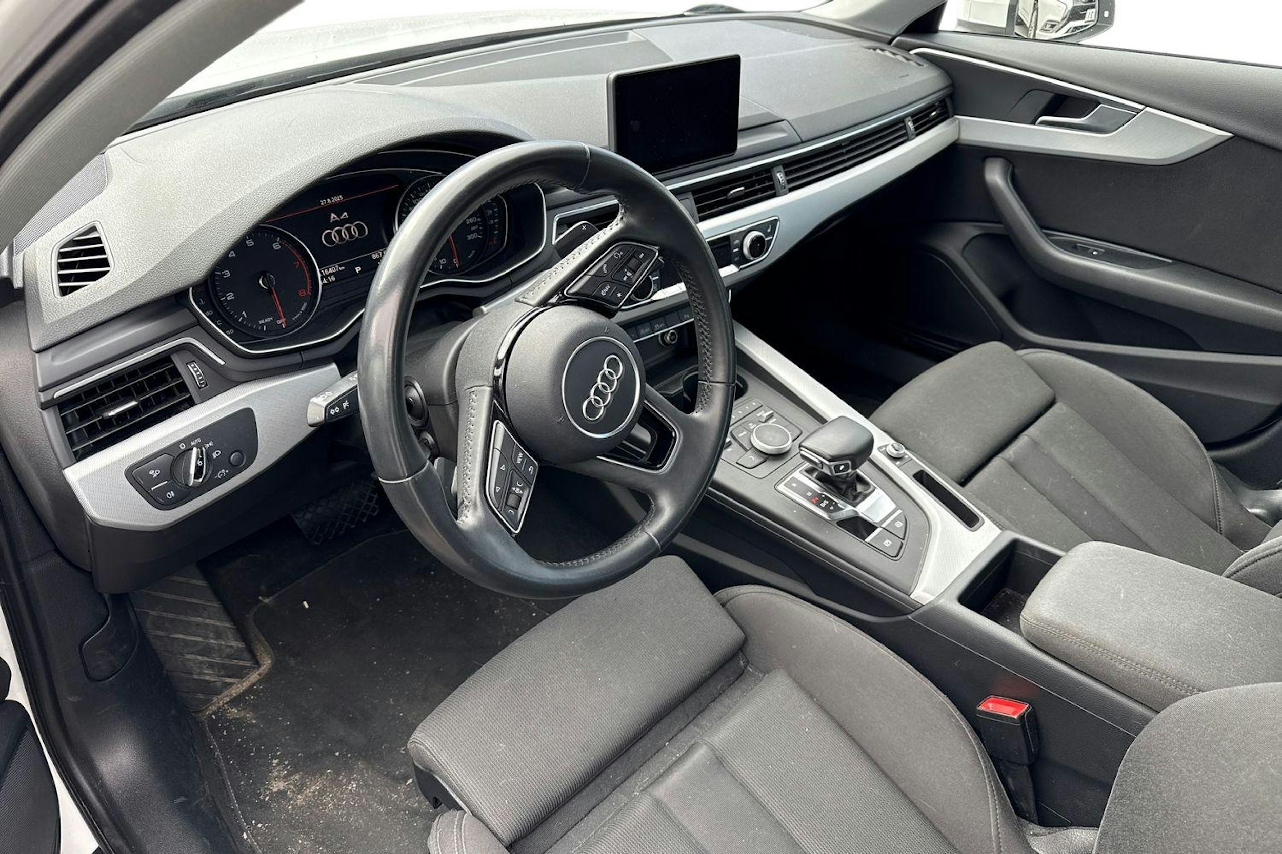 valkoinen Audi A4 2017 kuva 3.