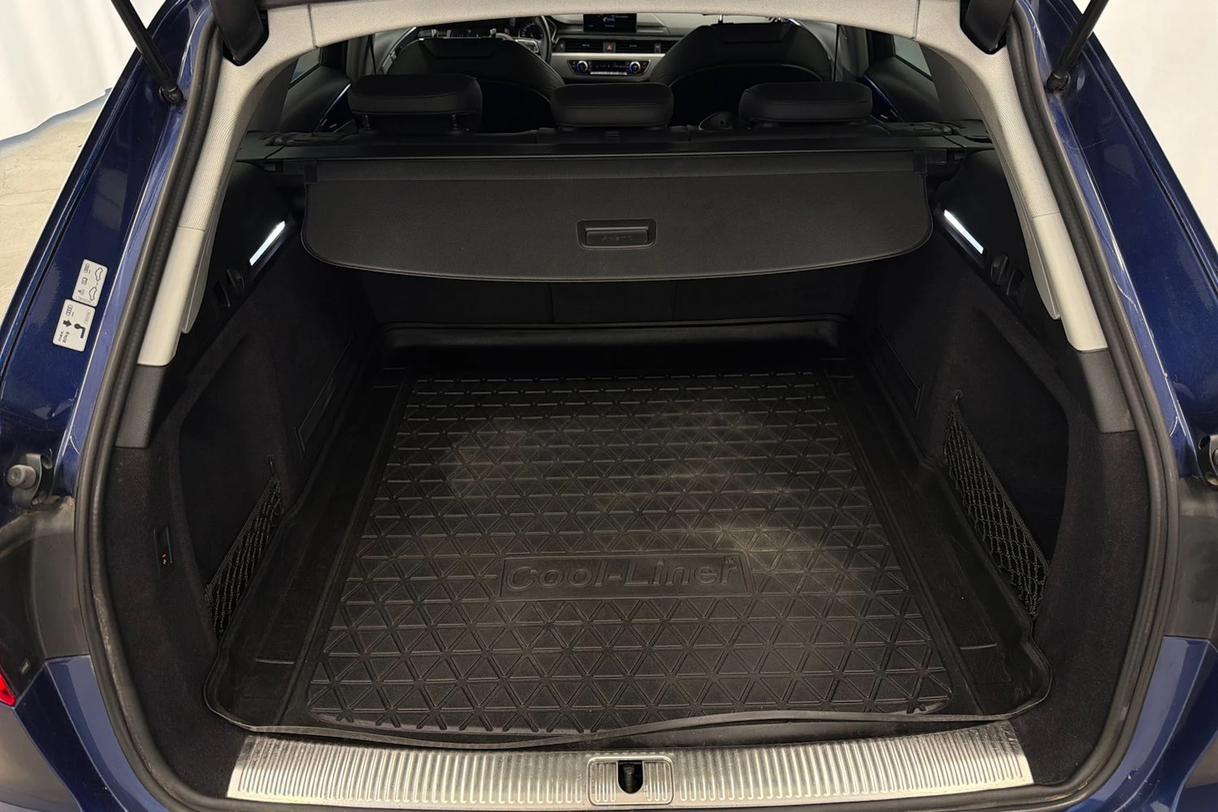 sininen Audi A4 2017 kuva 15.