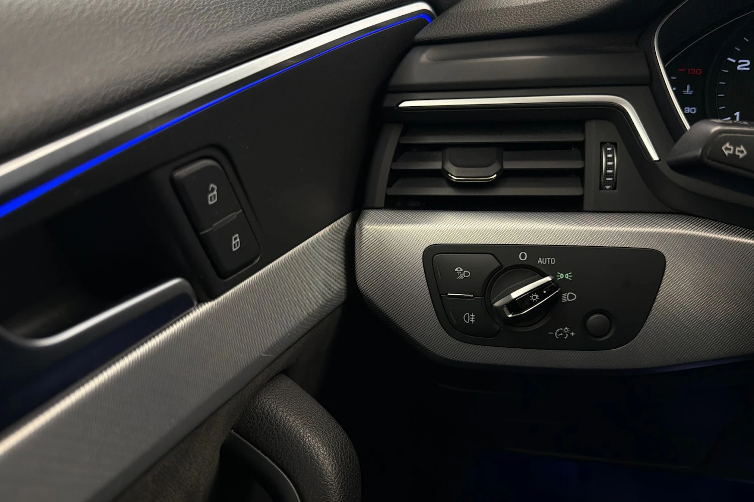 sininen Audi A4 2017 kuva 22.