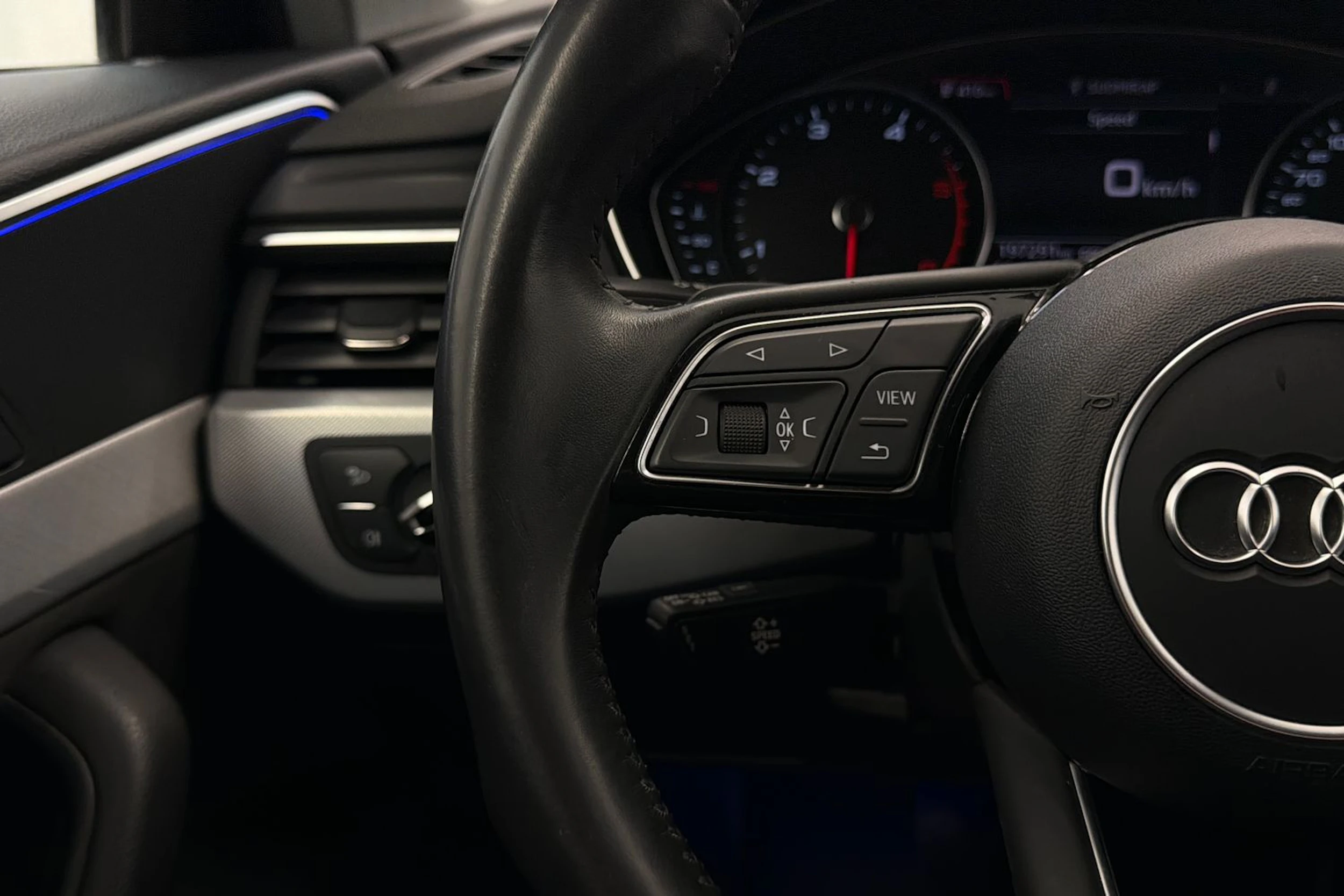 sininen Audi A4 2017 kuva 23.