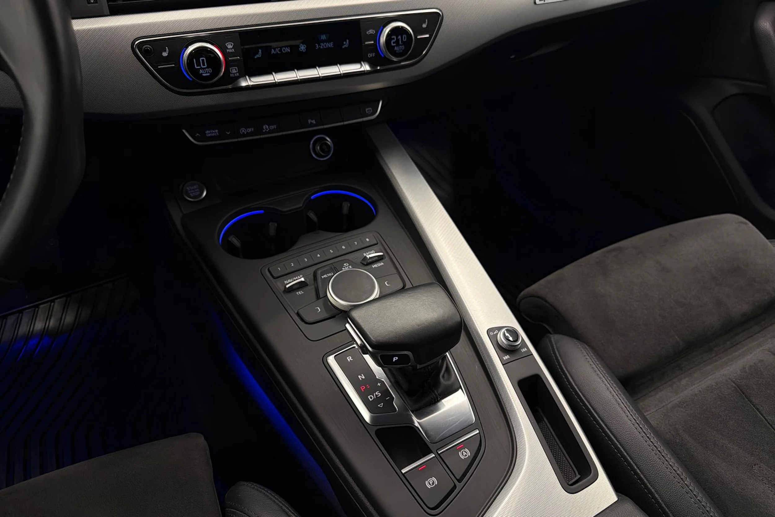 sininen Audi A4 2017 kuva 26.