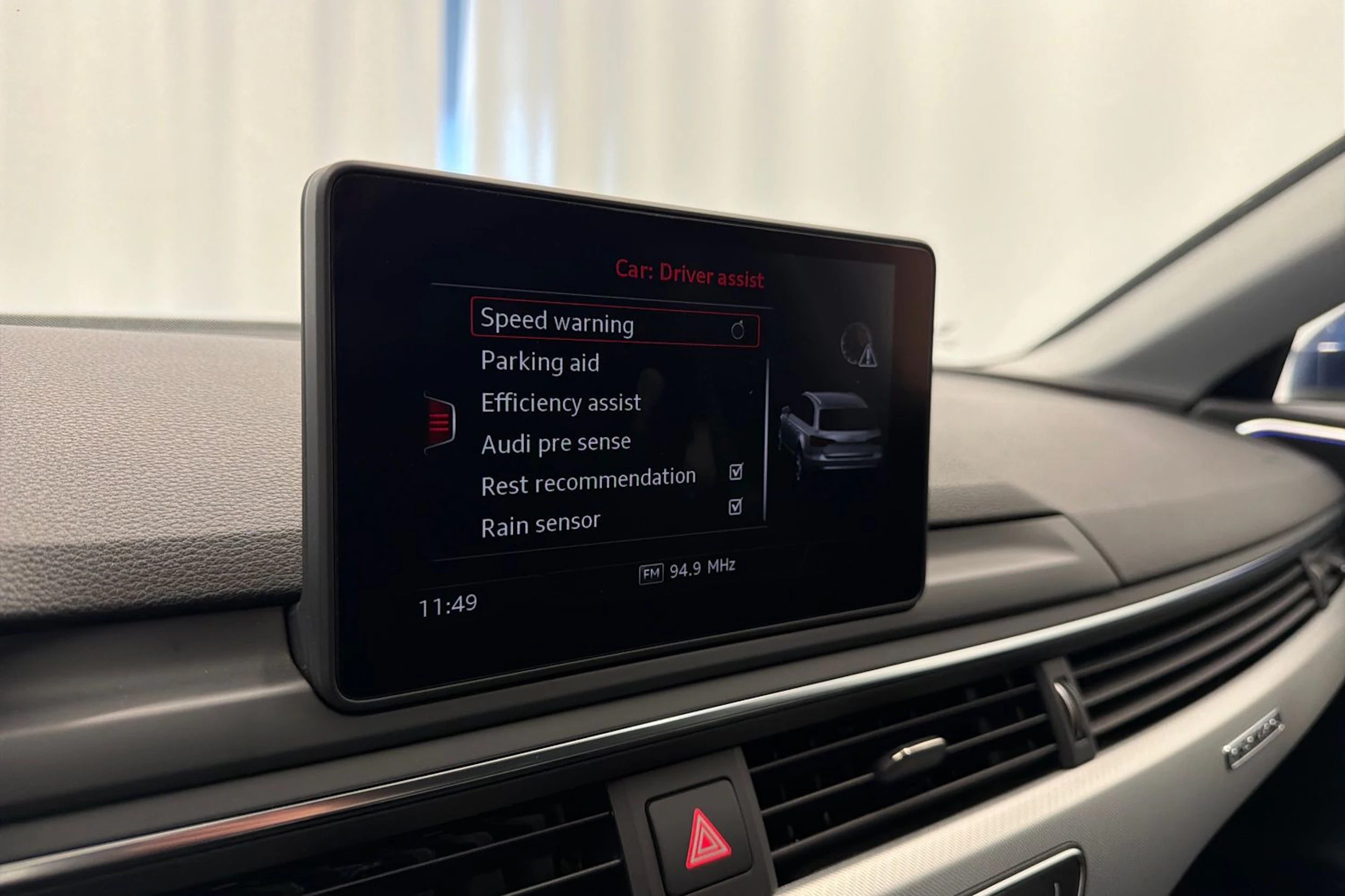 sininen Audi A4 2017 kuva 29.