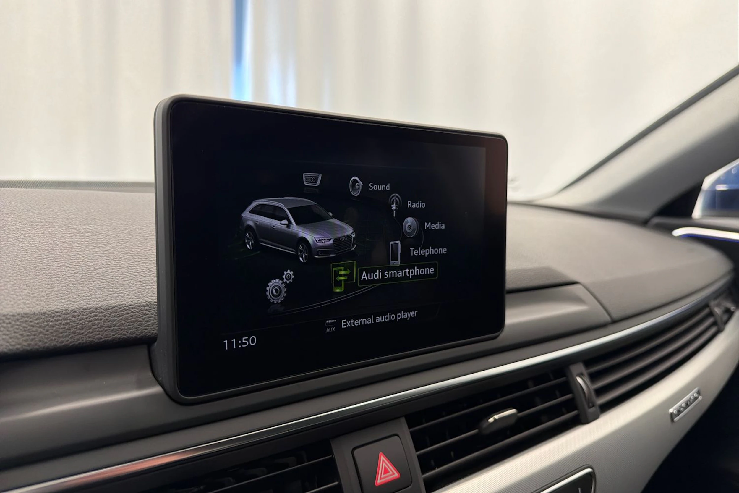sininen Audi A4 2017 kuva 30.