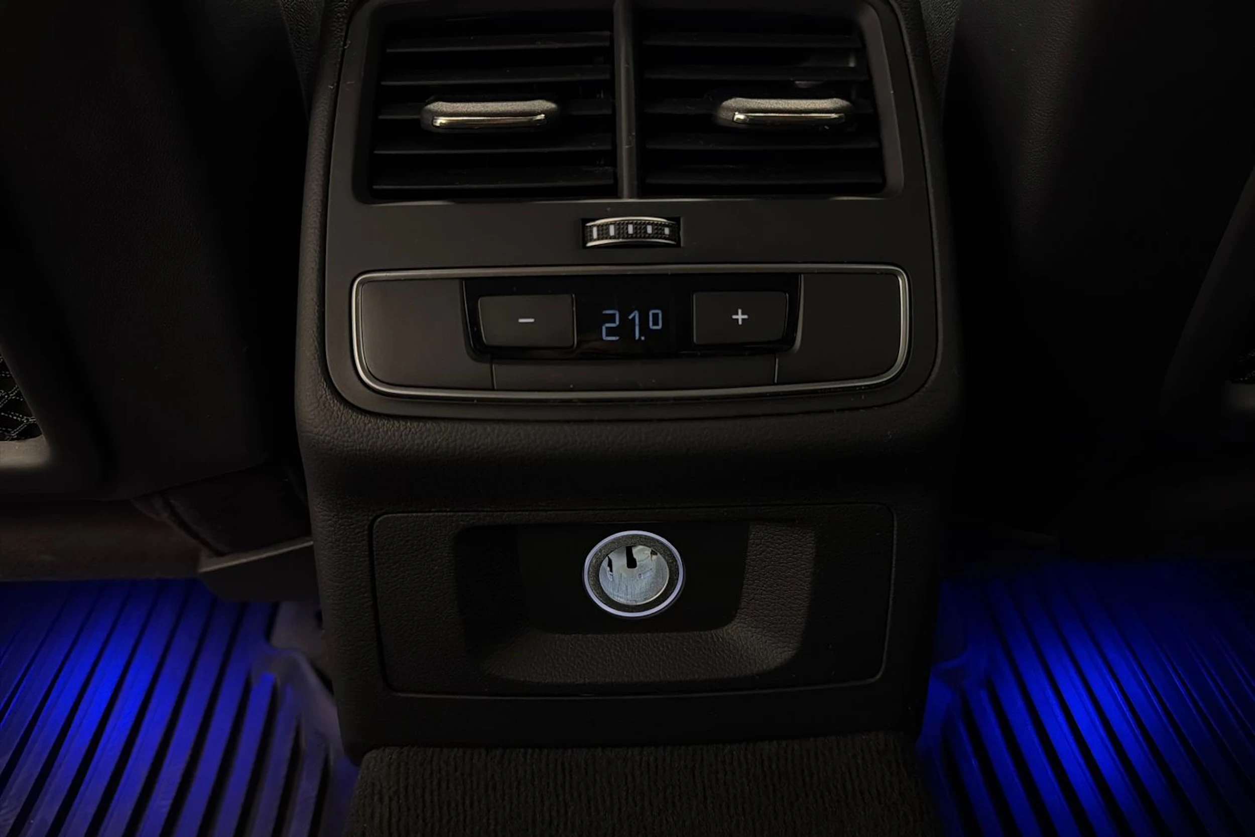 sininen Audi A4 2017 kuva 32.